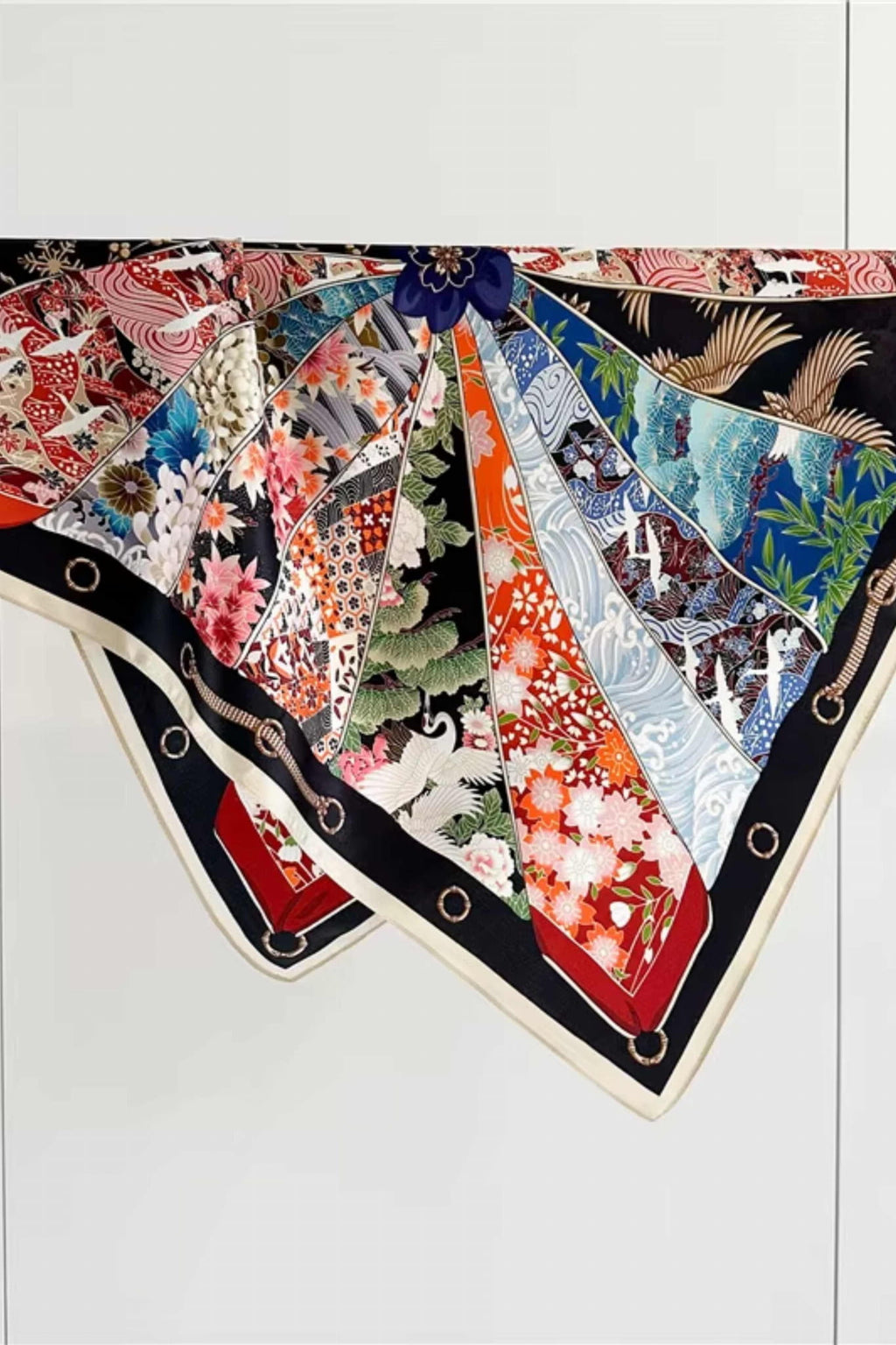 Apaszka "Wachlarz Orientu" z naturalnego jedwabiu, idealna do noszenia na szyi lub jako ozdoba torebki | KAMEA | Spironik.pl