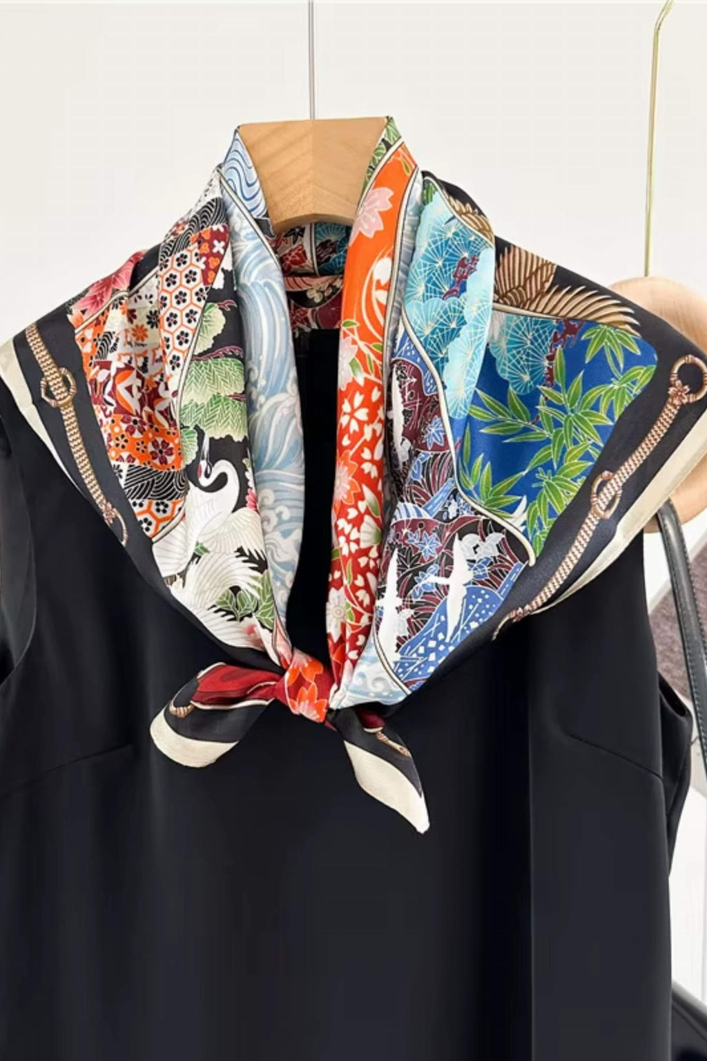 Apaszka "Wachlarz Orientu" w skali, ukazująca jej 70x70 cm oraz bogaty wzór kwiatowy i wachlarzowy | KAMEA | Spironik.pl