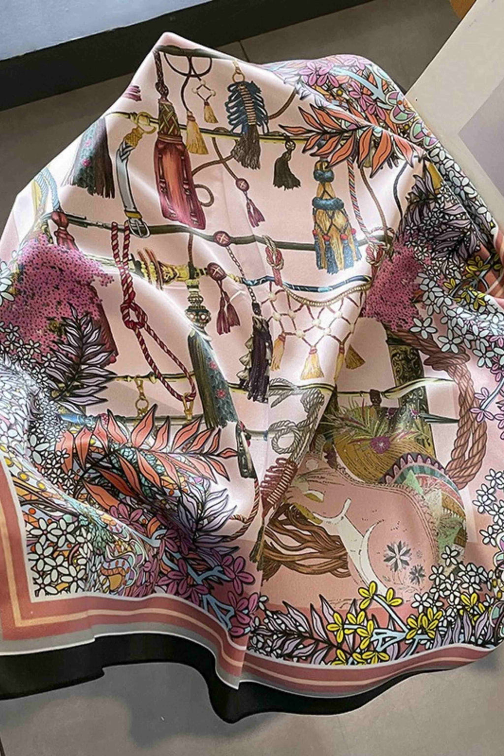 Detal wzoru apaszki z chwostami i florystycznymi elementami na jedwabnym tle | KAMEA | Spironik.pl