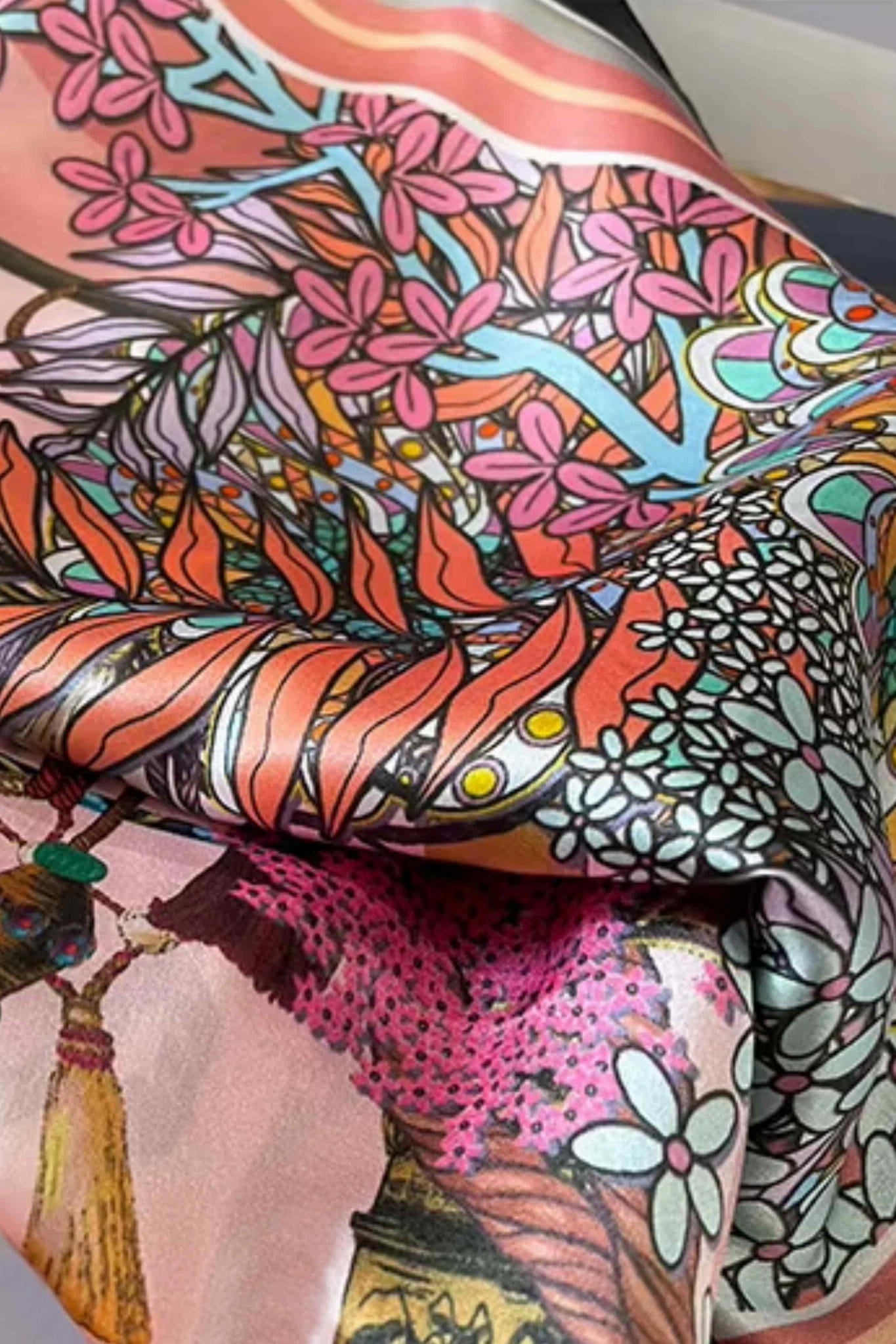 Apaszka noszona na szyi, prezentująca elegancki i artystyczny styl w orientalnym wydaniu | KAMEA | Spironik.pl