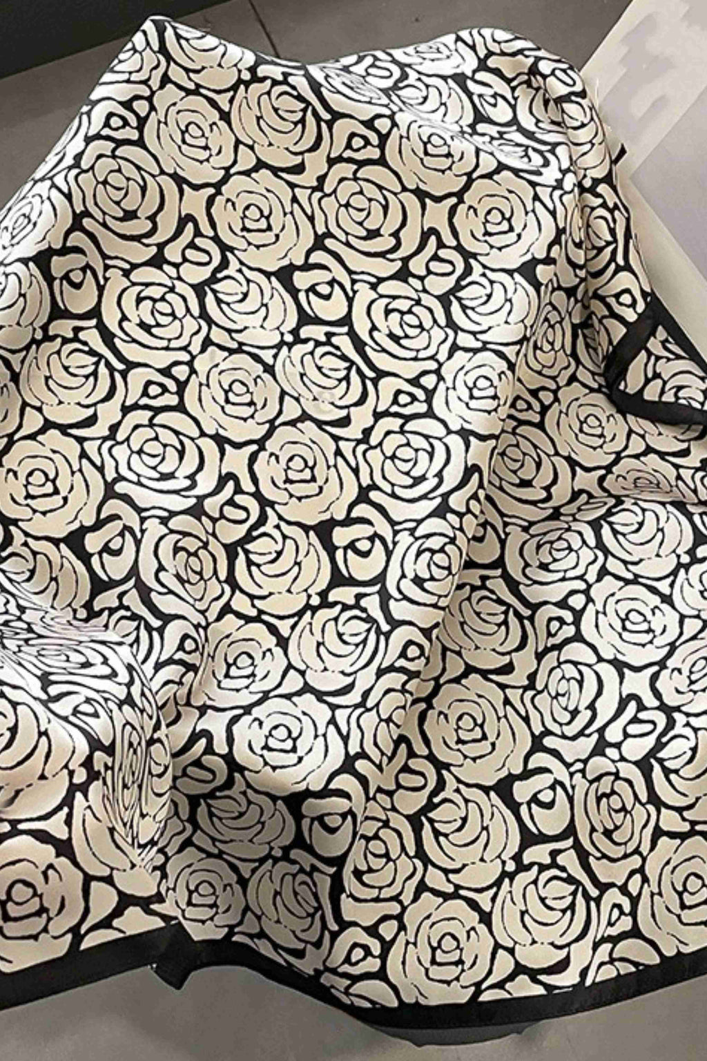 Zbliżenie na fakturę jedwabnej apaszki, podkreślające jej delikatność i jakość | KAMEA | Spironik.pl