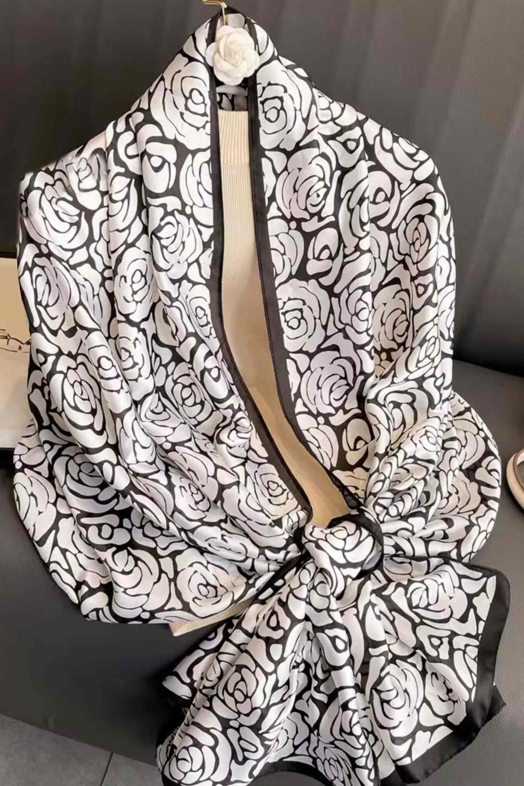 Apaszka, Model: ZS189//T42//21, Kolor: ekru, Skład materiału: 100% Jedwab, Przeznaczenie: Wielosezonowe, Wymiary(długość/szerokość): 70cm/70cm