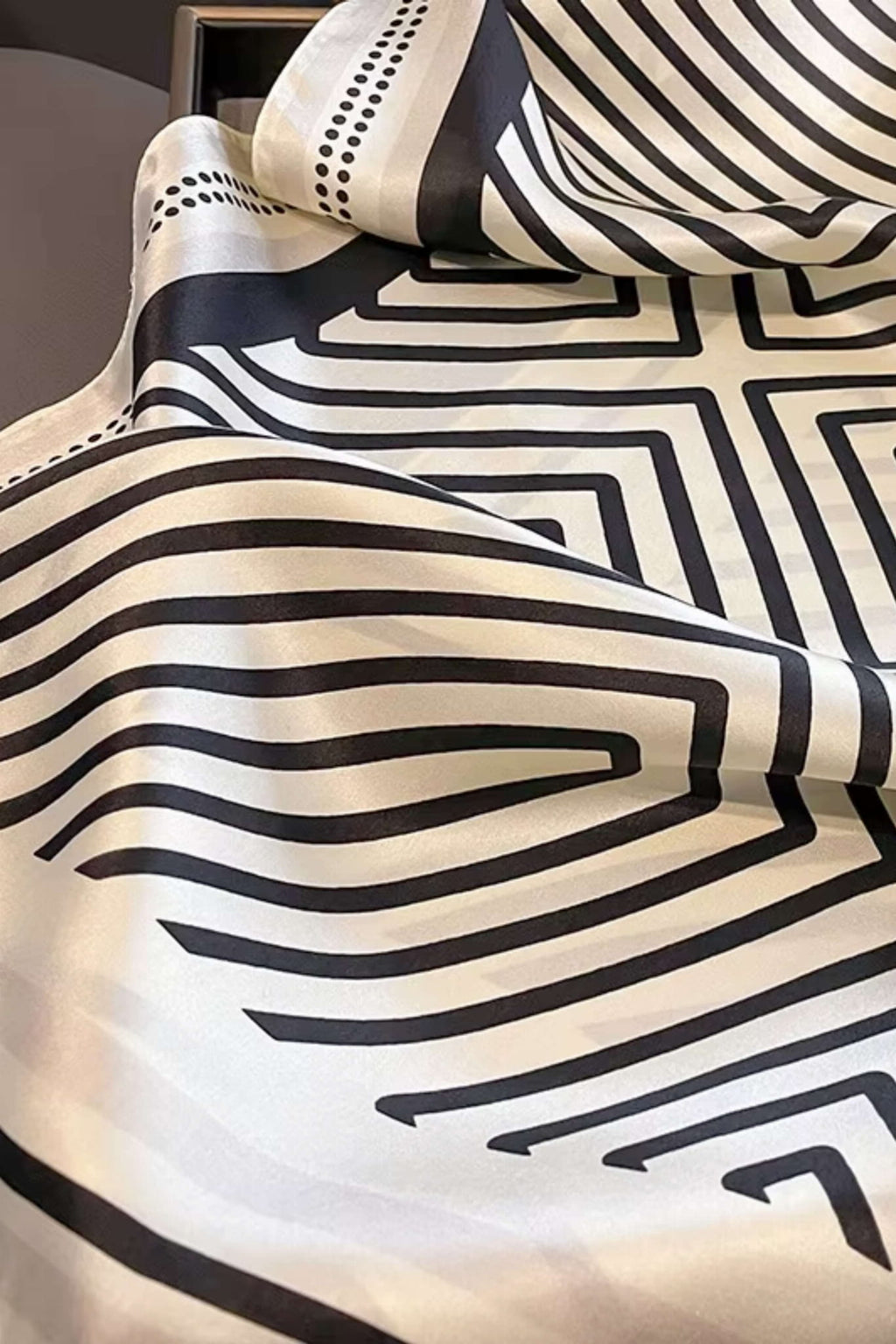 Šátek v použití, stylově uvázaný na krku, dodávající charakter každodennímu stylingu | KAMEA | Spironik.pl