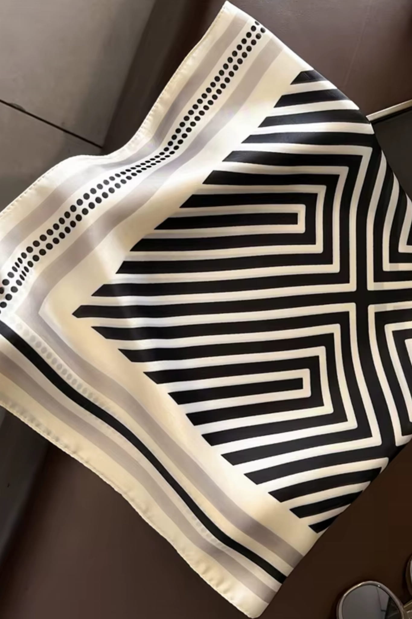 Šátek v minimalistickém stylu, dokonale se hodící k jednobarevným oděvům | KAMEA | Spironik.pl