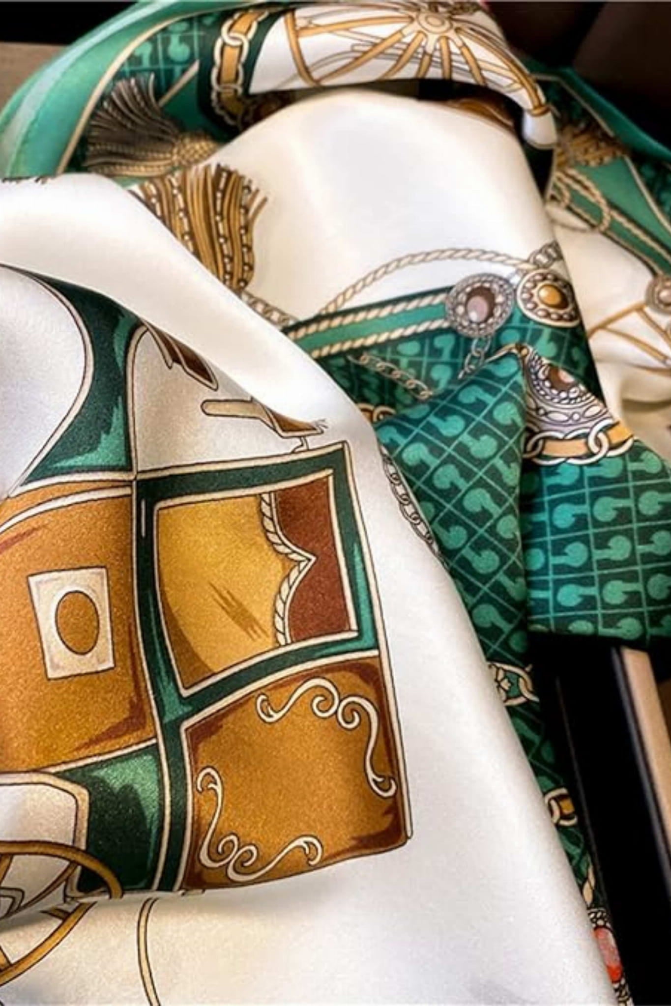 Apaszka w stylu królewskim noszona na szyi, dodająca elegancji codziennej stylizacji | KAMEA | Spironik.pl