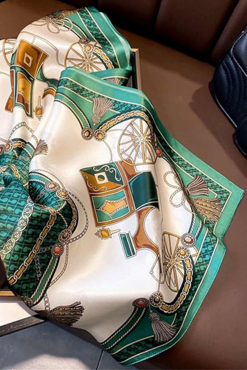 Wymiary apaszki 70x70 cm, idealna jako ozdoba torebki lub stylowy dodatek do ubioru | KAMEA | Spironik.pl