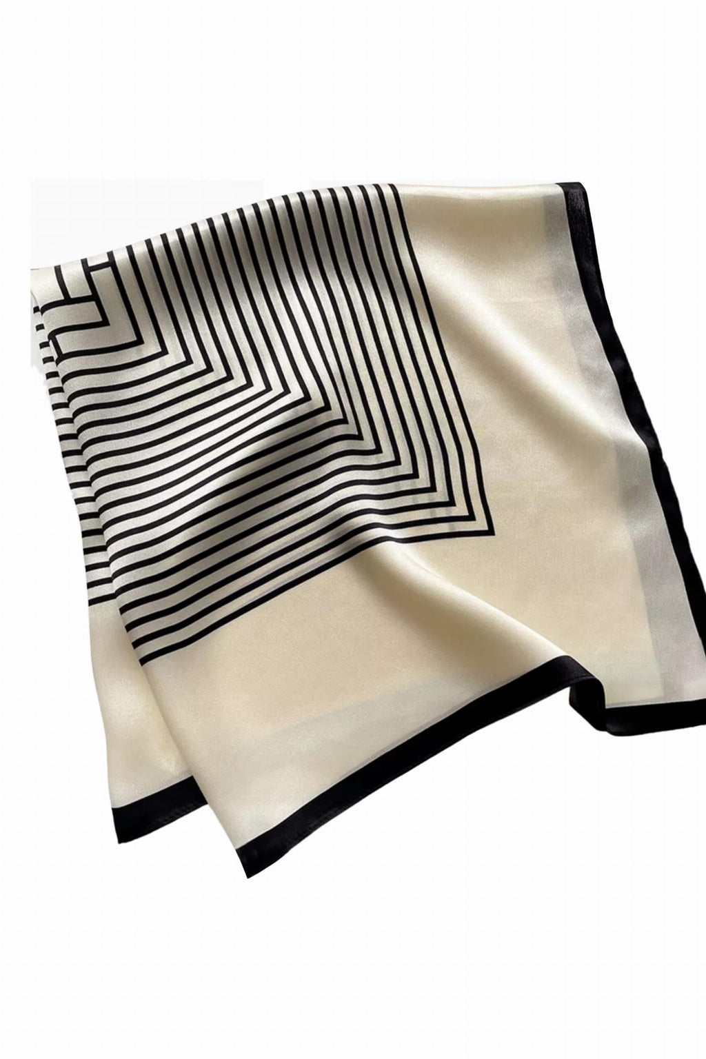 Kremowa apaszka z czarnym wzorem, prezentująca wysoką jakość jedwabiu i precyzyjne wykonanie | KAMEA | Spironik.pl