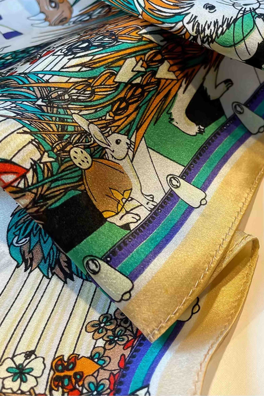 Zbliżenie na fakturę jedwabnej apaszki, ukazujące jej delikatność i jakość wykonania | KAMEA | Spironik.pl