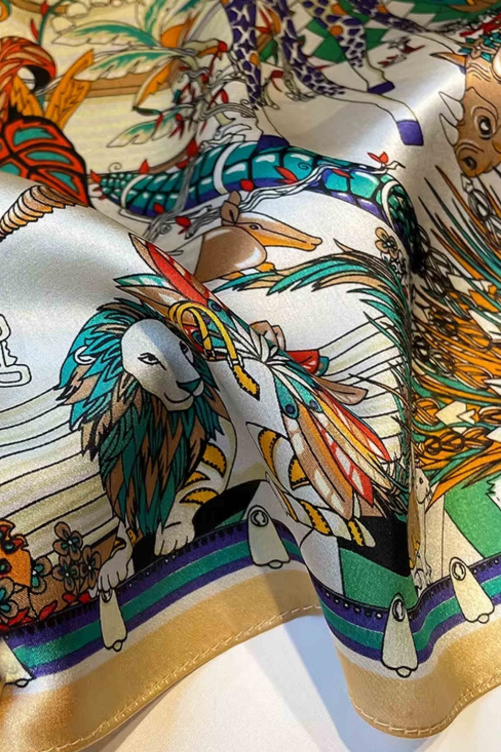 Apaszka Safari Orient w pełnej skali, eksponująca bogactwo kolorów i wzorów | KAMEA | Spironik.pl