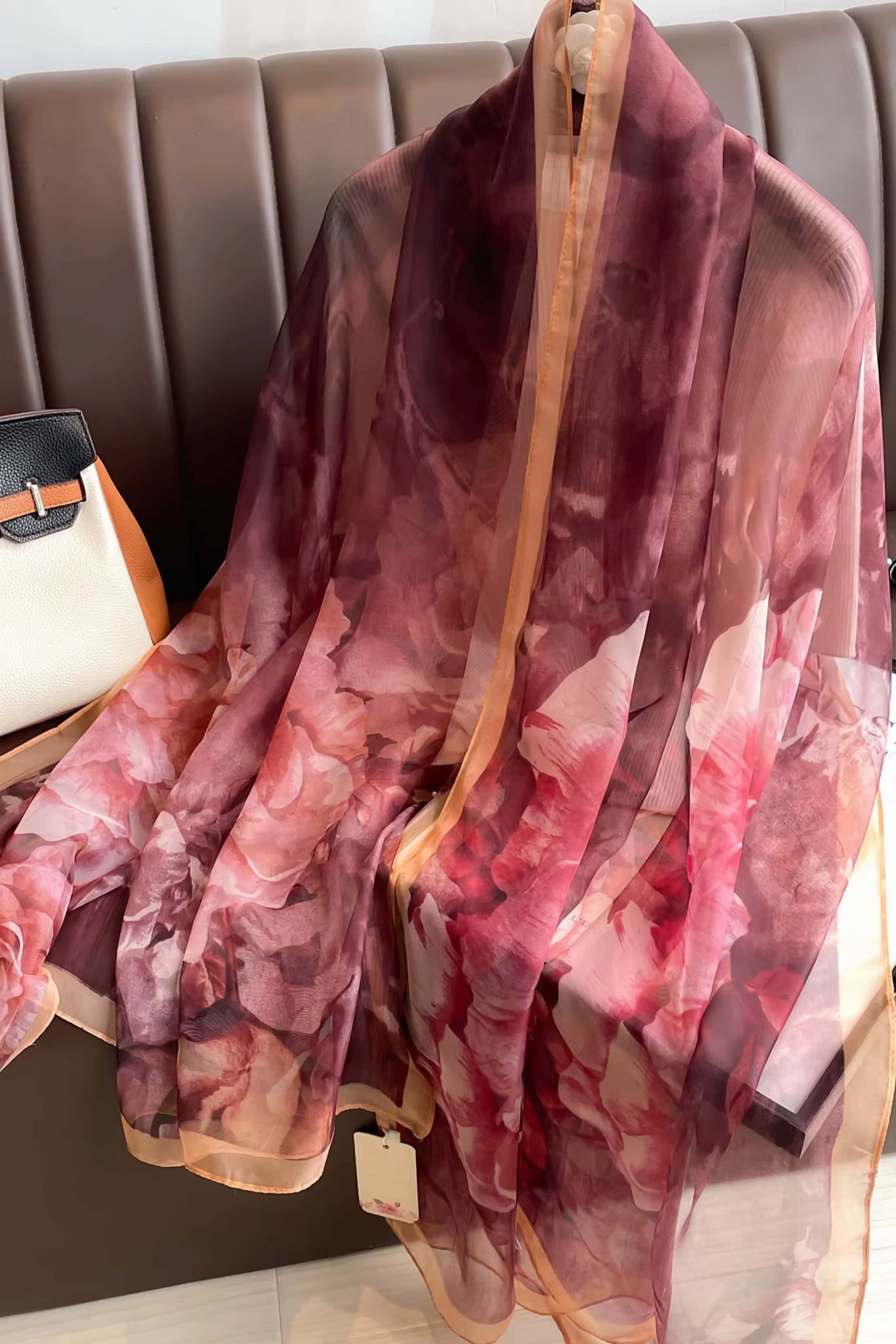 Szalik Damski, Model: YY059//T23//2, Kolor: burgundowy, Skład materiału: 100% Poliester, Przeznaczenie: Wielosezonowe, Wymiary(długość/szerokość): 190cm/135cm (Szalik Damski, zdjęcie 4)