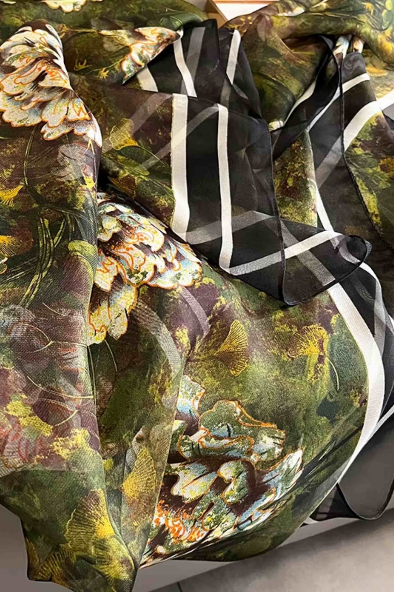 Szalik Damski, Model: YY029//T23//2, Kolor: zielony, Skład materiału: 100% Jedwab, Przeznaczenie: Wielosezonowe, Wymiary(długość/szerokość): 190cm/135cm (Szalik Damski, zdjęcie 5)