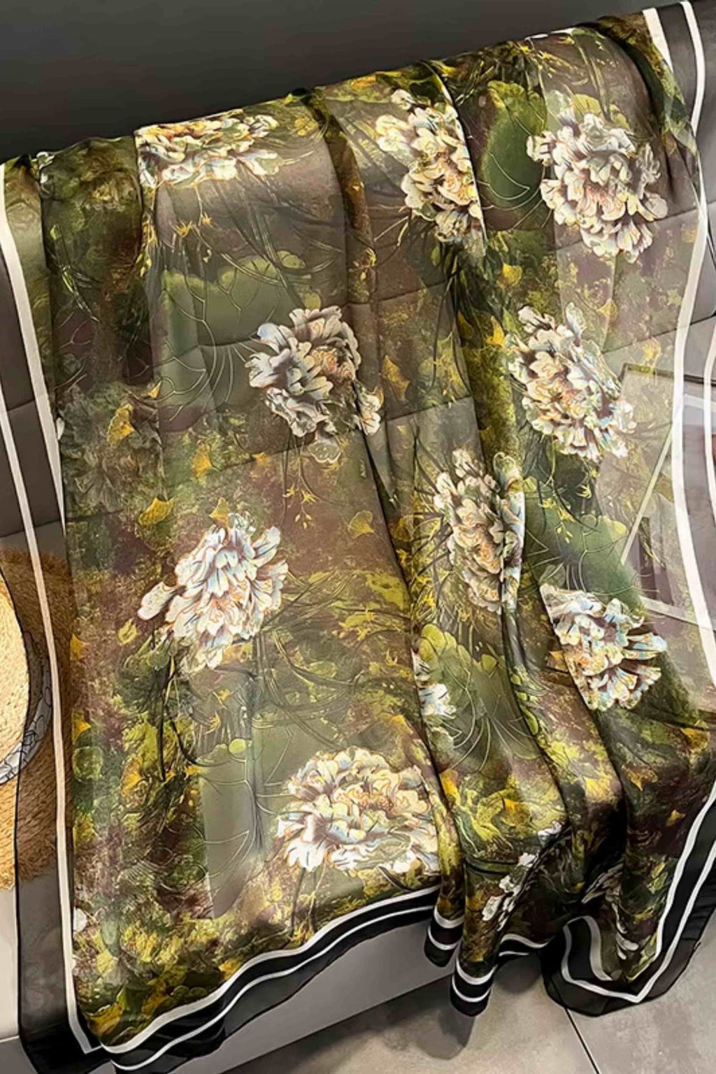 Szalik Damski, Model: YY029//T23//2, Kolor: zielony, Skład materiału: 100% Jedwab, Przeznaczenie: Wielosezonowe, Wymiary(długość/szerokość): 190cm/135cm (Szalik Damski, zdjęcie 3)