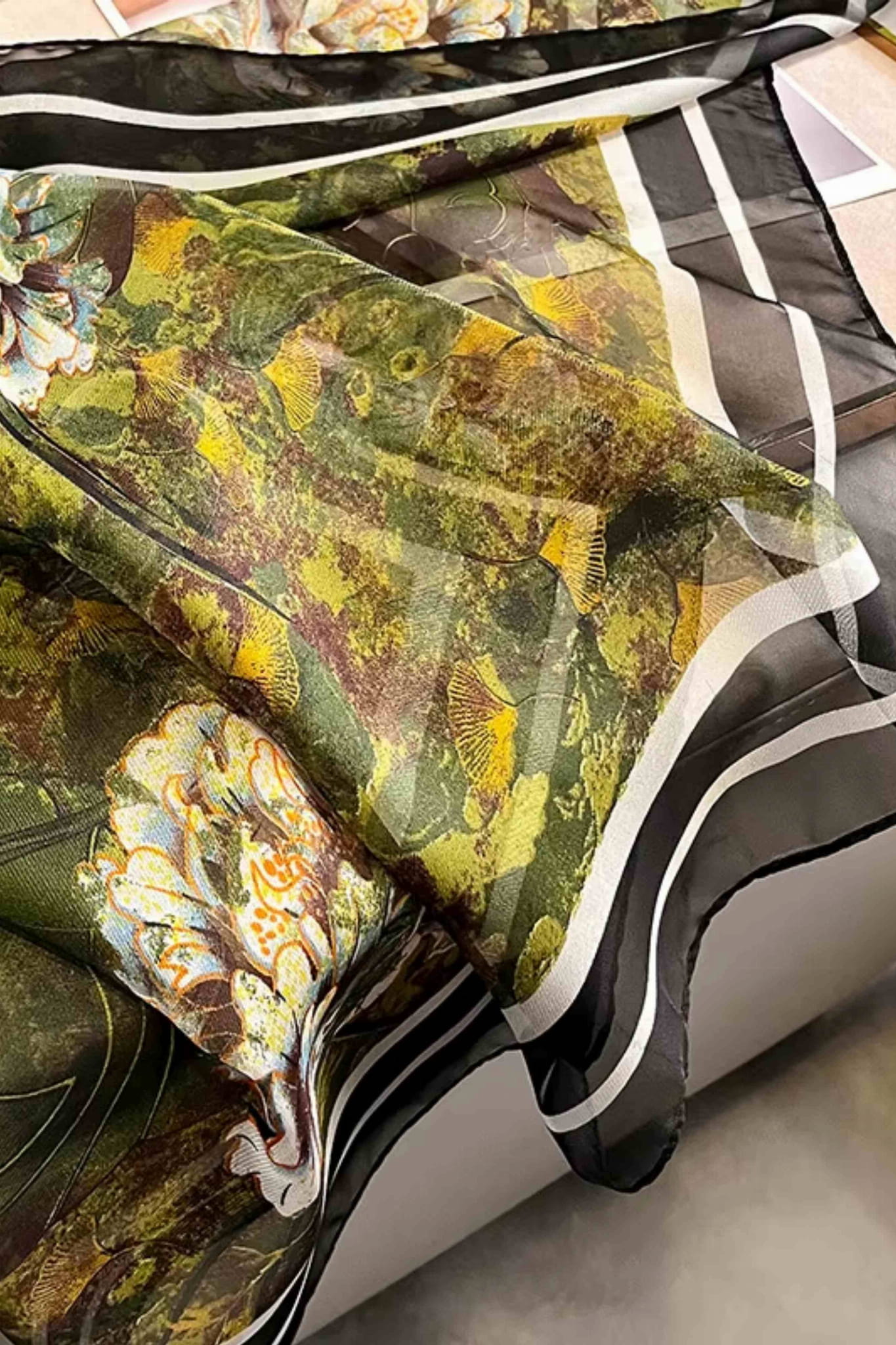 Szalik Damski, Model: YY029//T23//2, Kolor: zielony, Skład materiału: 100% Jedwab, Przeznaczenie: Wielosezonowe, Wymiary(długość/szerokość): 190cm/135cm (Szalik Damski, zdjęcie 4)