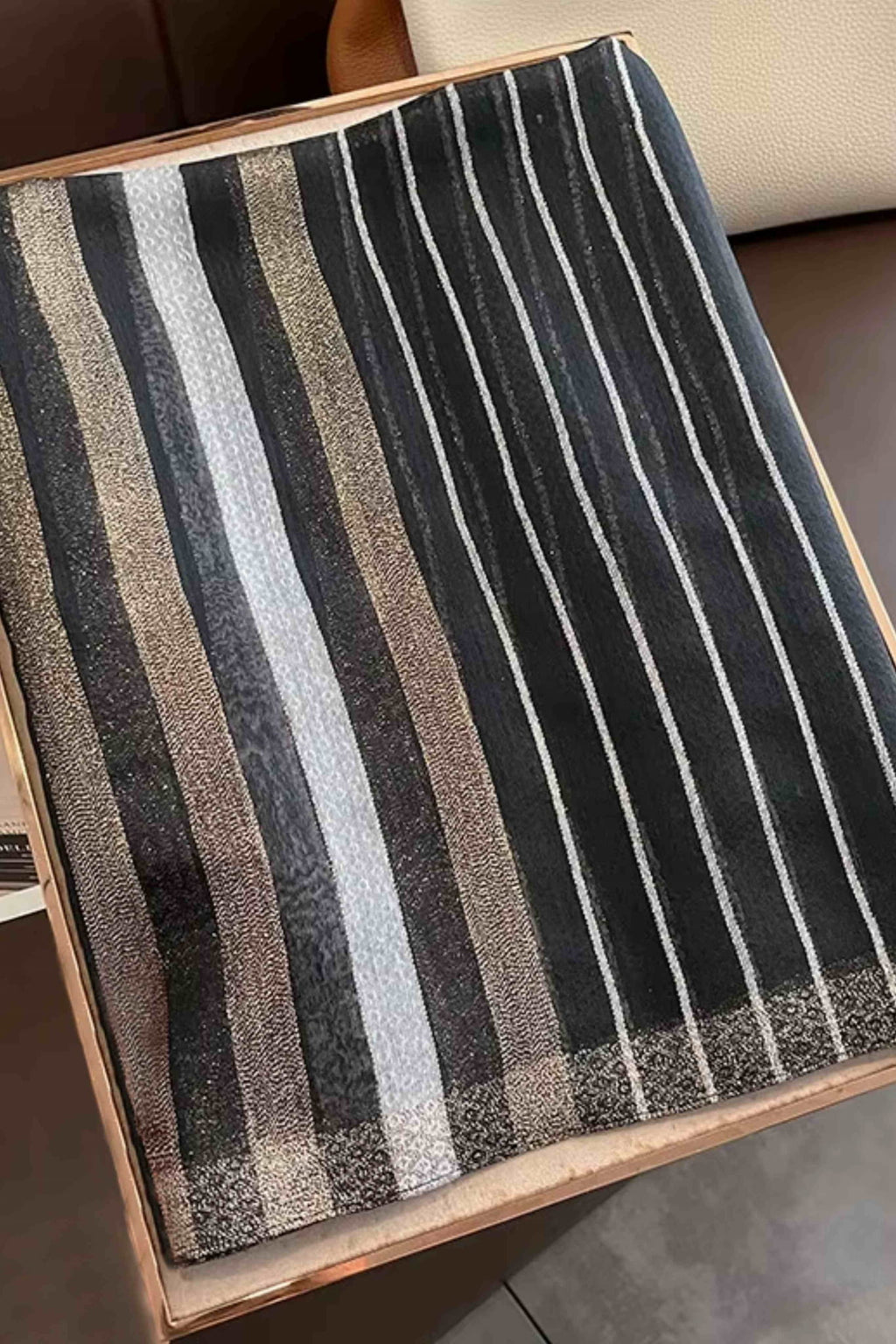 Szalik Damski, Model: RS024-1//T22//1, Kolor: czarny, Skład materiału: 60% Wełna; 40% Jedwab morwowy, Przeznaczenie: Wielosezonowe, Wymiary(długość/szerokość): 180cm/90cm (Szalik Damski, zdjęcie 2)