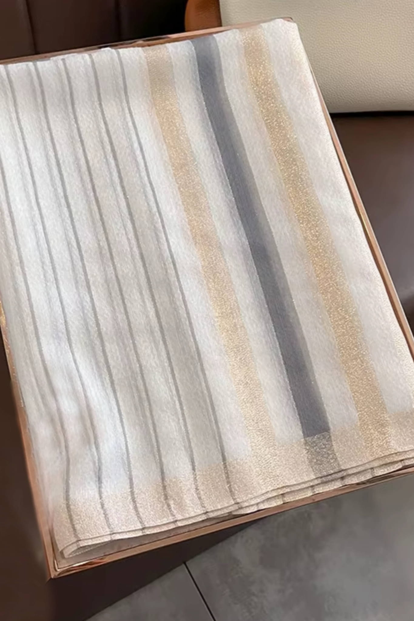 Szalik Damski, Model: RS024-4//T22//1, Kolor: ekru, Skład materiału: 60% Wełna; 40% Jedwab morwowy, Przeznaczenie: Wielosezonowe, Wymiary(długość/szerokość): 180cm/90cm (Szalik Damski, zdjęcie 2)