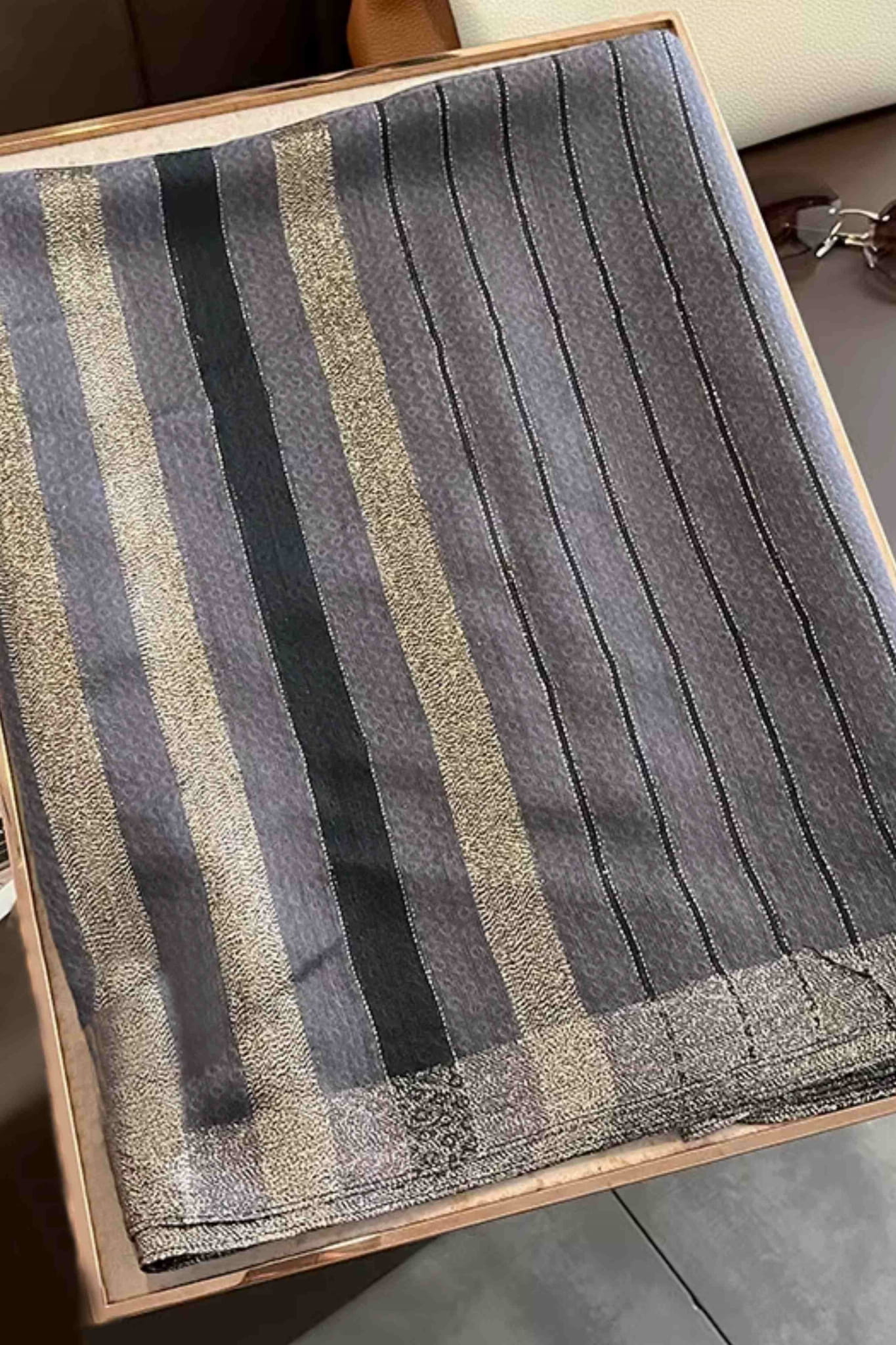 Szalik Damski, Model: RS024-12//T22//1, Kolor: grafitowy, Skład materiału: 60% Wełna; 40% Jedwab morwowy, Przeznaczenie: Wielosezonowe, Wymiary(długość/szerokość): 180cm/90cm (Szalik Damski, zdjęcie 4)