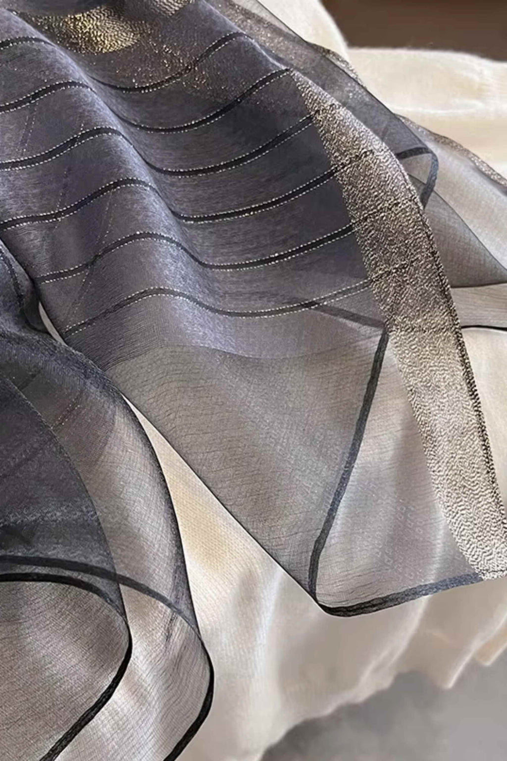 Szalik Damski, Model: RS024-12//T22//1, Kolor: grafitowy, Skład materiału: 60% Wełna; 40% Jedwab morwowy, Przeznaczenie: Wielosezonowe, Wymiary(długość/szerokość): 180cm/90cm (Szalik Damski, zdjęcie 5)