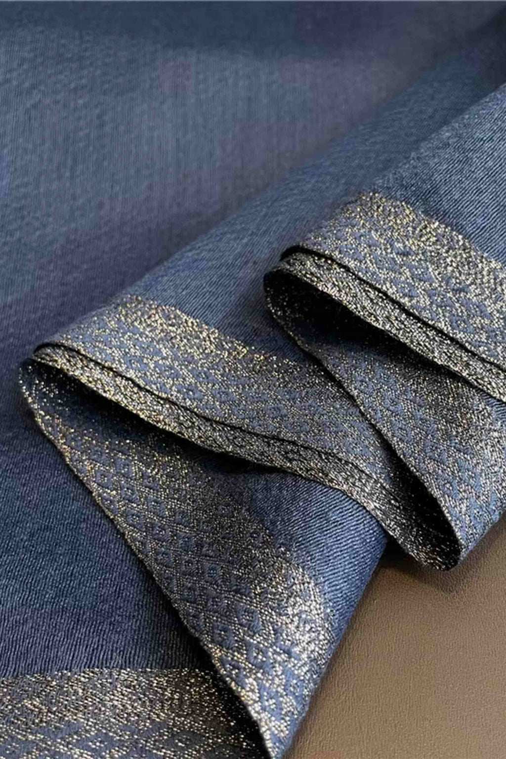 Szalik Damski, Model: RS034-6//T22//1, Kolor: granatowy, Skład materiału: 60% Jedwab; 40% Poliester, Przeznaczenie: Wielosezonowe, Wymiary(długość/szerokość): 180cm/70cm (Szalik Damski, zdjęcie 3)