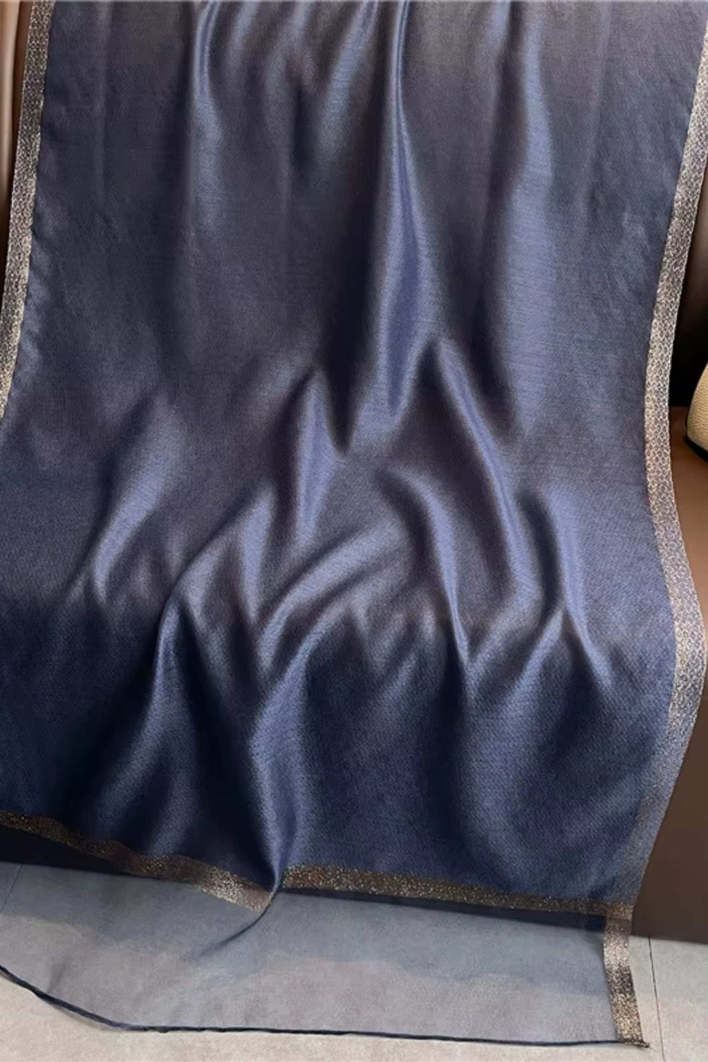 Szalik Damski, Model: RS034-6//T22//1, Kolor: granatowy, Skład materiału: 60% Jedwab; 40% Poliester, Przeznaczenie: Wielosezonowe, Wymiary(długość/szerokość): 180cm/70cm (Szalik Damski, zdjęcie 2)