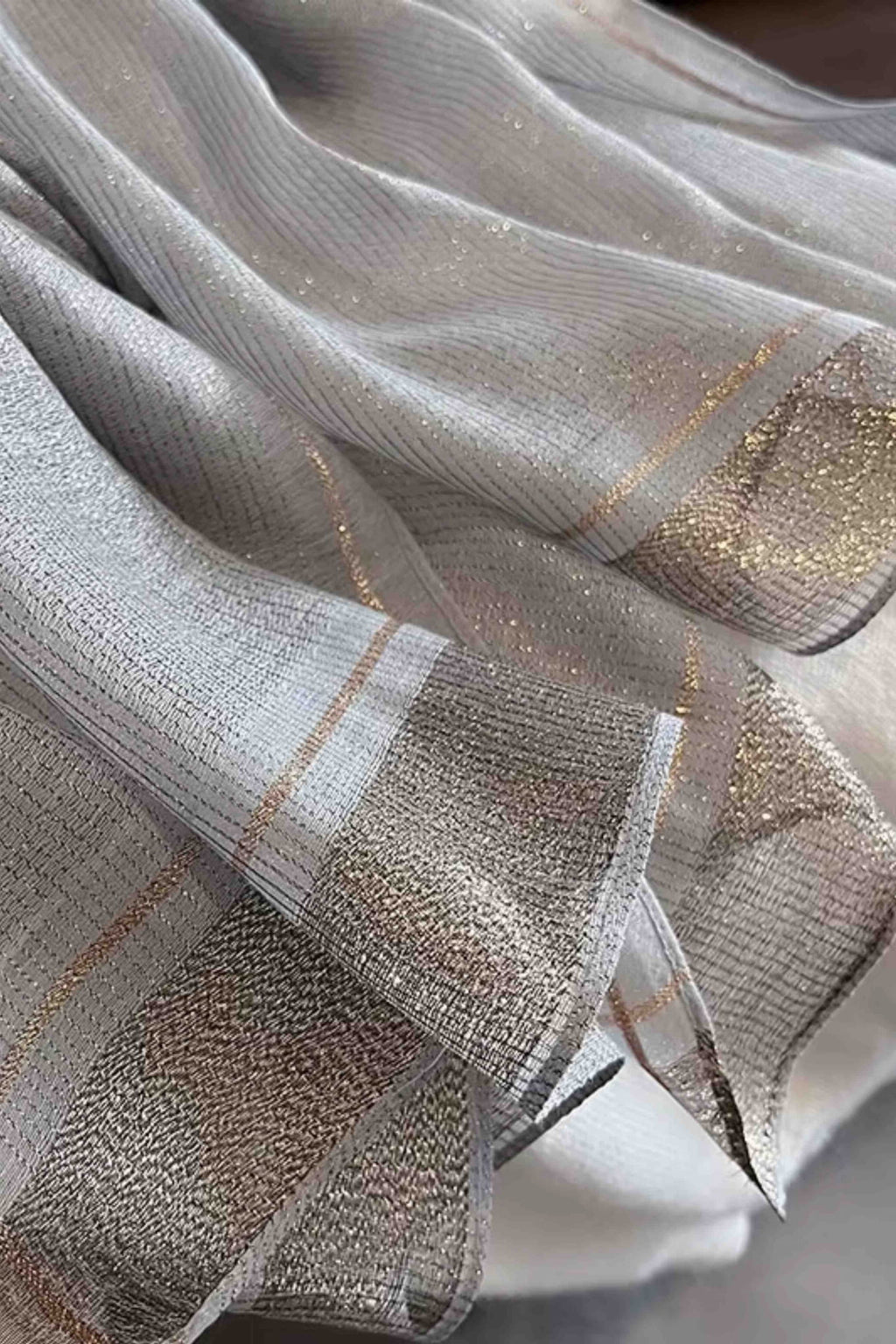 Szalik Damski, Model: RS023-4//T22//1, Kolor: szary, Skład materiału: 60% Jedwab; 40% Poliester, Przeznaczenie: Wielosezonowe, Wymiary(długość/szerokość): 180cm/90cm (Szalik Damski, zdjęcie 2)