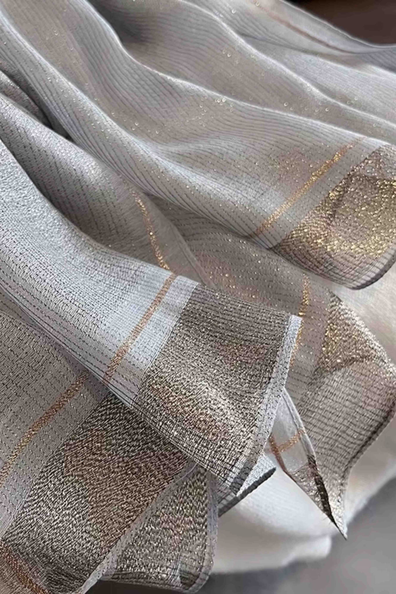 Szalik Damski, Model: RS023-4//T22//1, Kolor: szary, Skład materiału: 60% Jedwab; 40% Poliester, Przeznaczenie: Wielosezonowe, Wymiary(długość/szerokość): 180cm/90cm (Szalik Damski, zdjęcie 2)