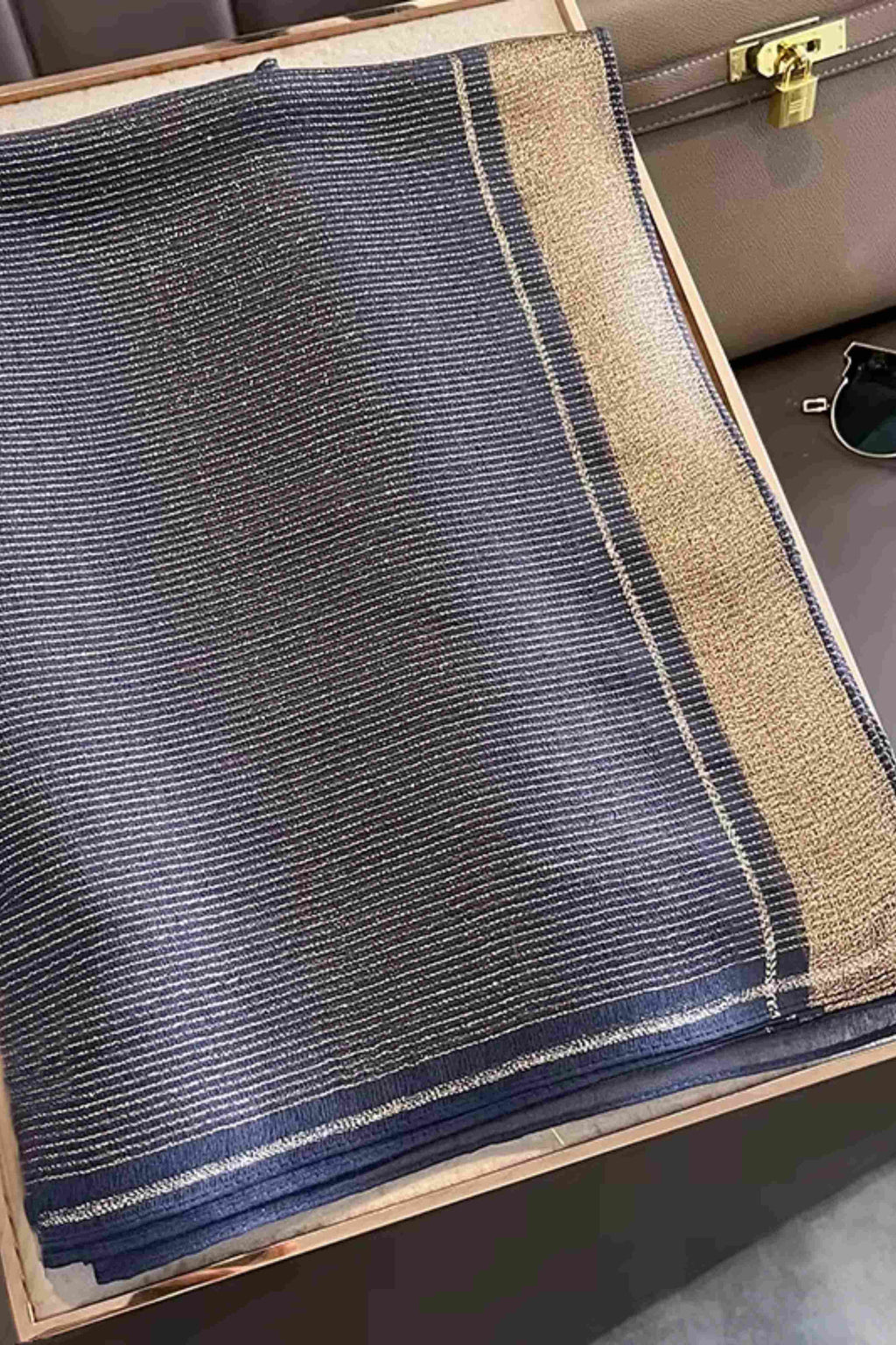 Szalik Damski, Model: RS023-5//T22//1, Kolor: granatowy, Skład materiału: 60% Jedwab; 40% Poliester, Przeznaczenie: Wielosezonowe, Wymiary(długość/szerokość): 180cm/90cm (Szalik Damski, zdjęcie 3)