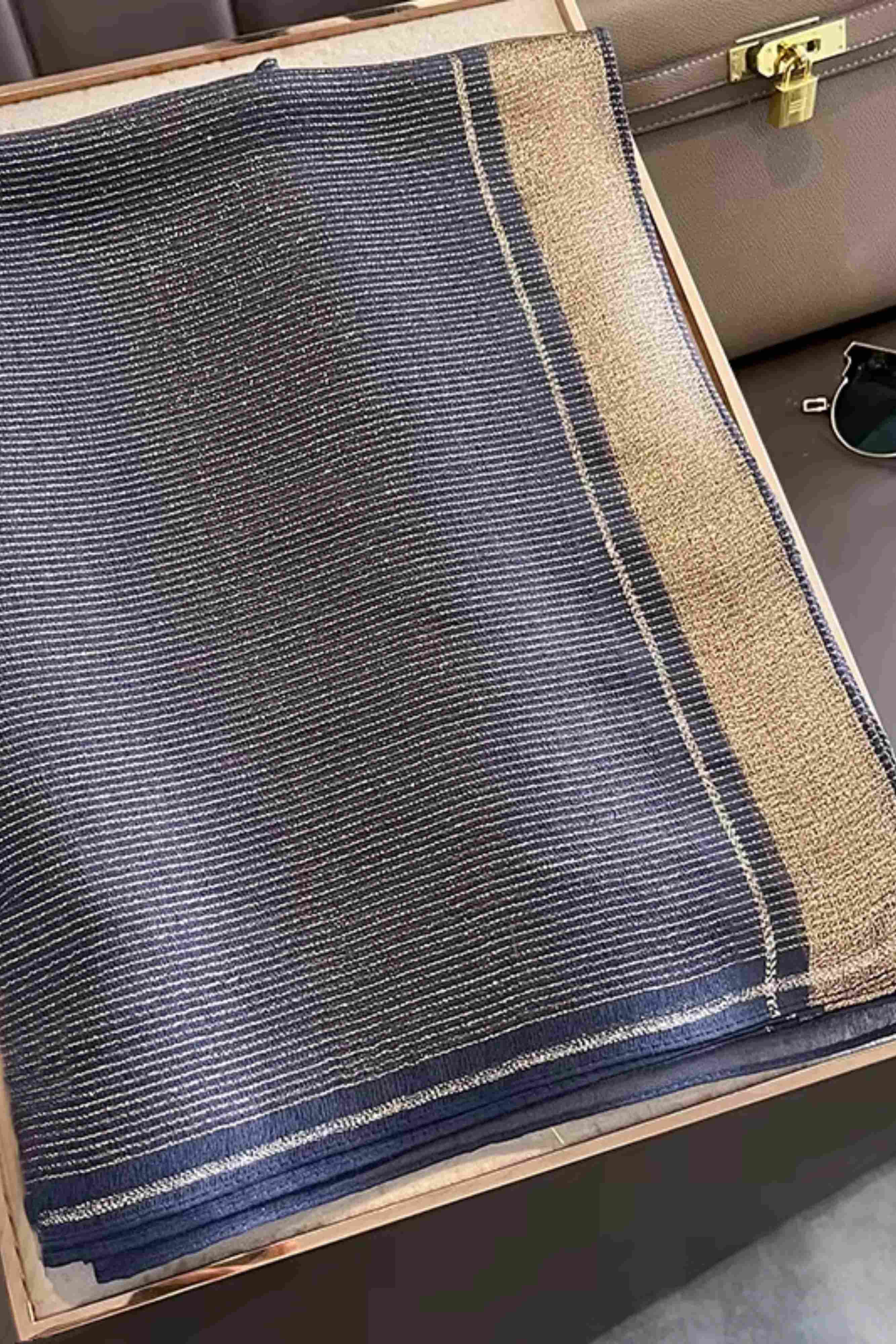 Szalik Damski, Model: RS023-5//T22//1, Kolor: granatowy, Skład materiału: 60% Jedwab; 40% Poliester, Przeznaczenie: Wielosezonowe, Wymiary(długość/szerokość): 180cm/90cm (Szalik Damski, zdjęcie 3)