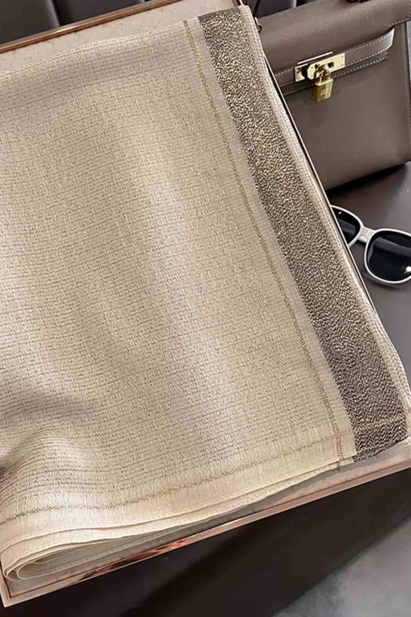 Szalik Damski, Model: RS023-6//T22//1, Kolor: beżowy, Skład materiału: 60% Jedwab; 40% Poliester, Przeznaczenie: Wielosezonowe, Wymiary(długość/szerokość): 180cm/90cm (Szalik Damski, zdjęcie 3)