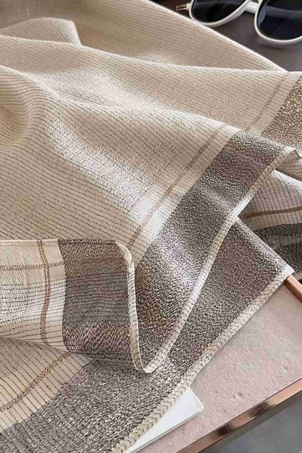 Szalik Damski, Model: RS023-6//T22//1, Kolor: beżowy, Skład materiału: 60% Jedwab; 40% Poliester, Przeznaczenie: Wielosezonowe, Wymiary(długość/szerokość): 180cm/90cm (Szalik Damski, zdjęcie 2)