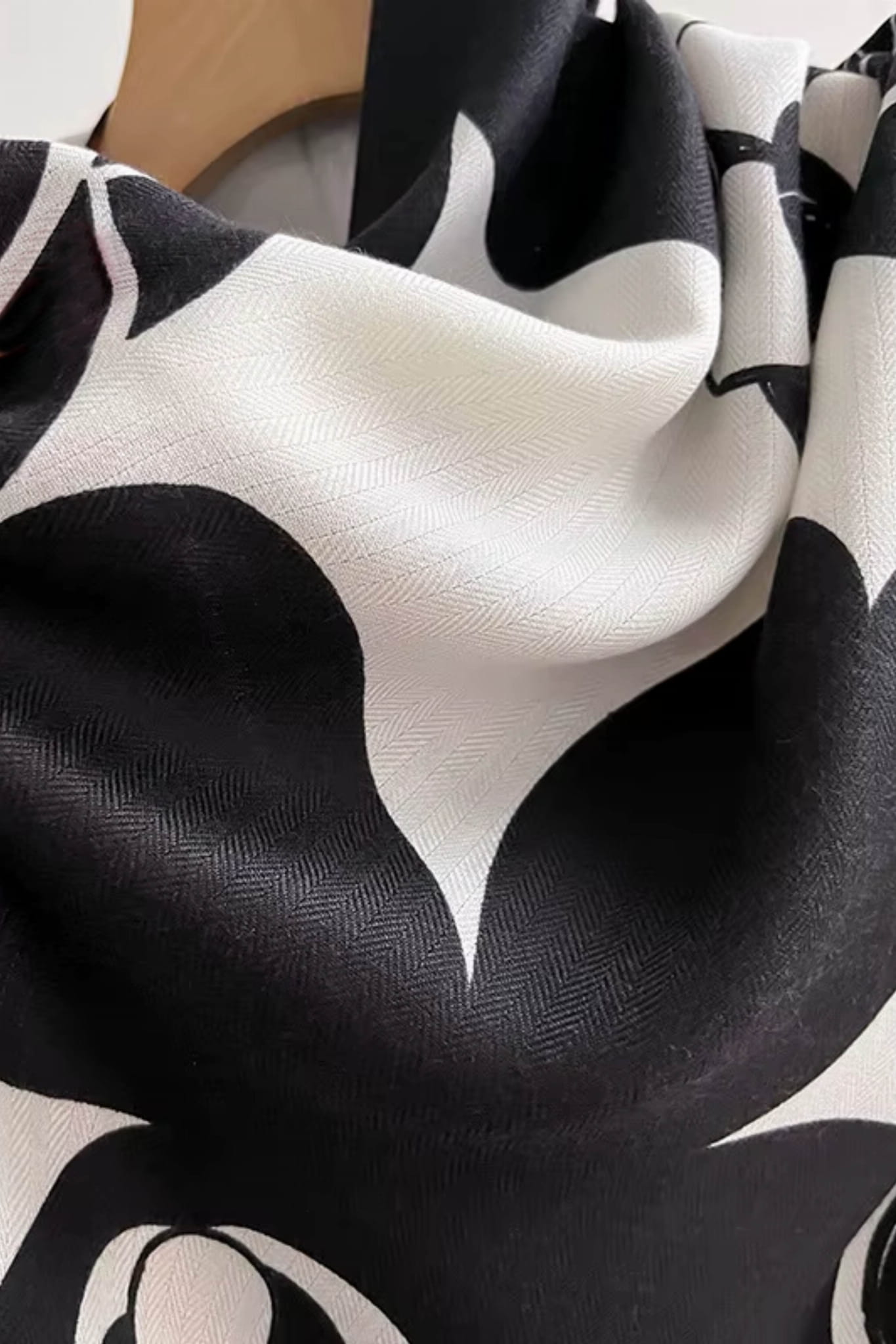 Bok szala z widocznym czerwonym obramowaniem, podkreślającym nowoczesny design i elegancję | KAMEA | Spironik.pl