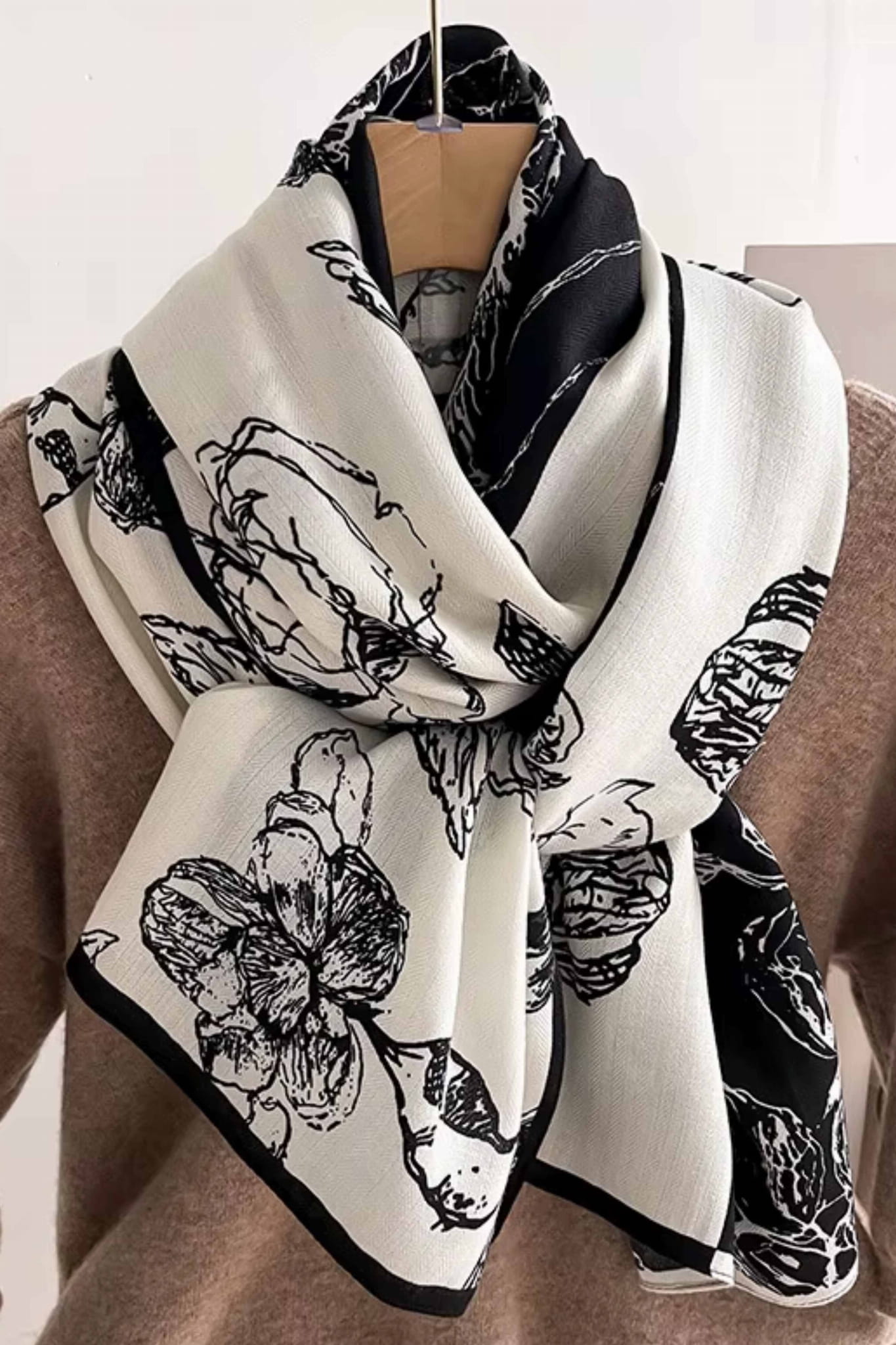 Szal damski w kolorze czarnym i ecru, prezentujący elegancki design i lekką fakturę wiskozy | KAMEA | Spironik.pl