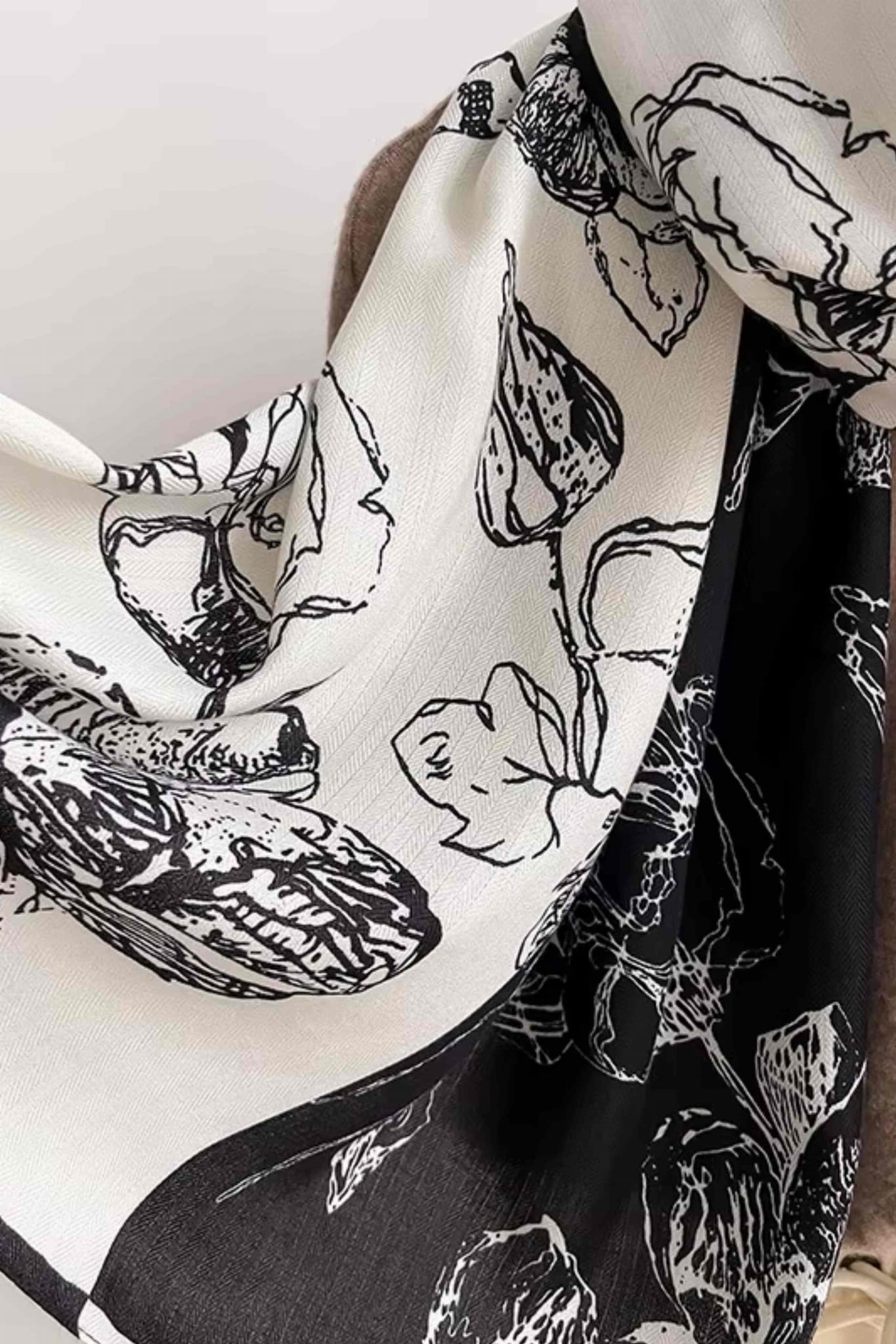 Szal o wymiarach 178 x 66 cm, doskonały jako narzutka na ramiona lub ozdoba dekoltu | KAMEA | Spironik.pl