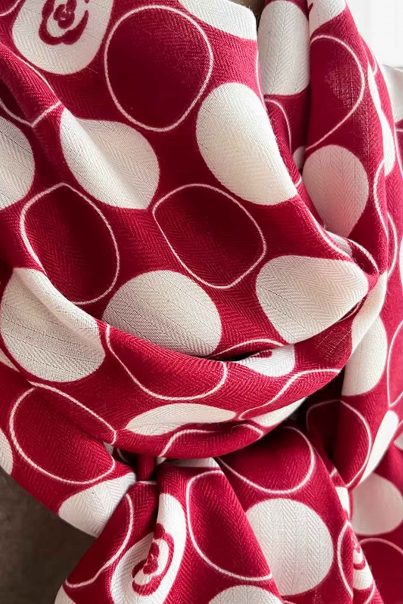 Szalik Damski, Model: HC010-1//T24//3, Kolor: czerwony, Skład materiału: 100% Wiskoza, Przeznaczenie: Wielosezonowe, Wymiary(długość/szerokość): 178cm/66cm (Szalik Damski, zdjęcie 4)