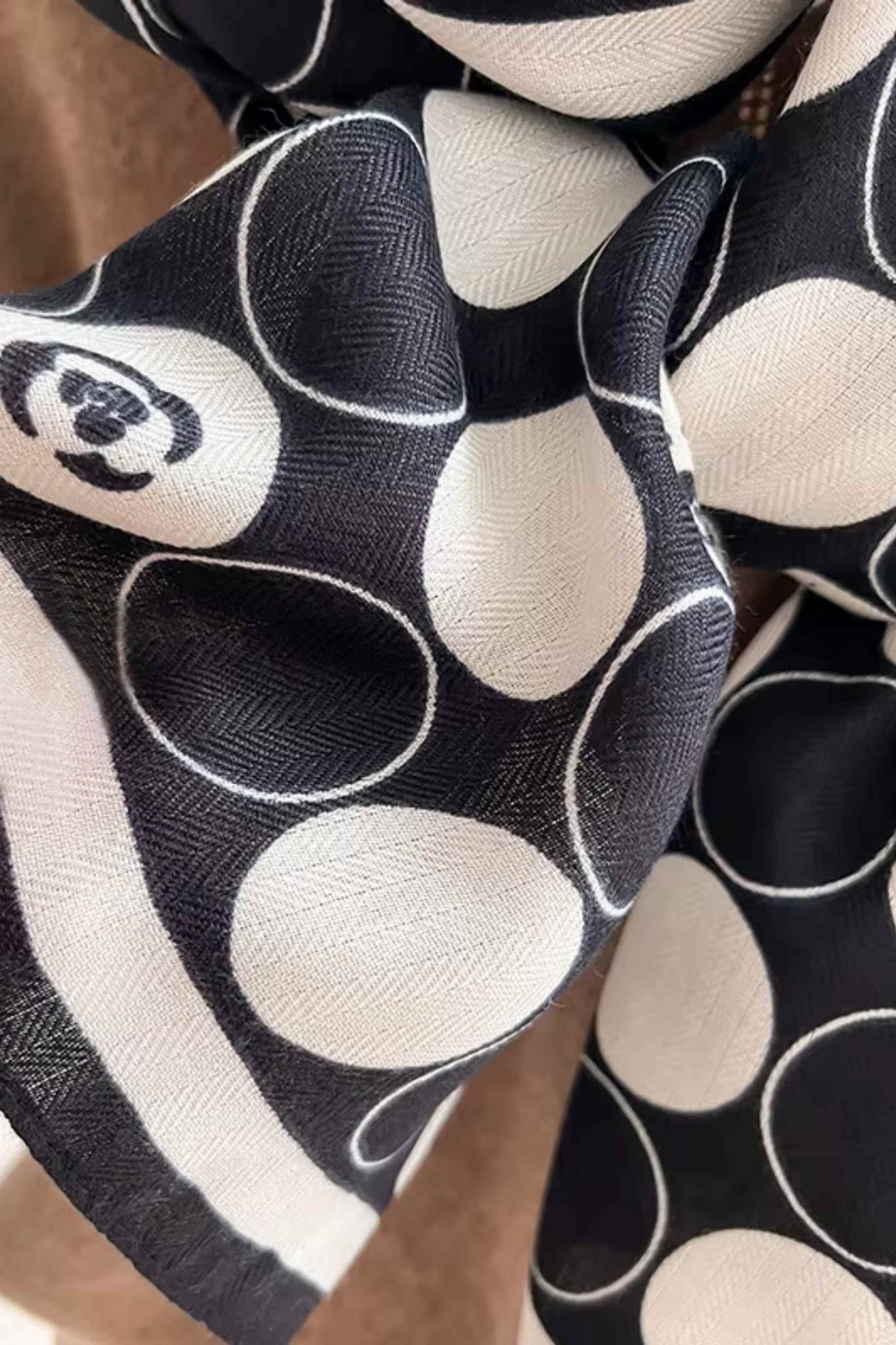 Szal w groszki w użyciu, stylowo zestawiony z eleganckim płaszczem | KAMEA | Spironik.pl