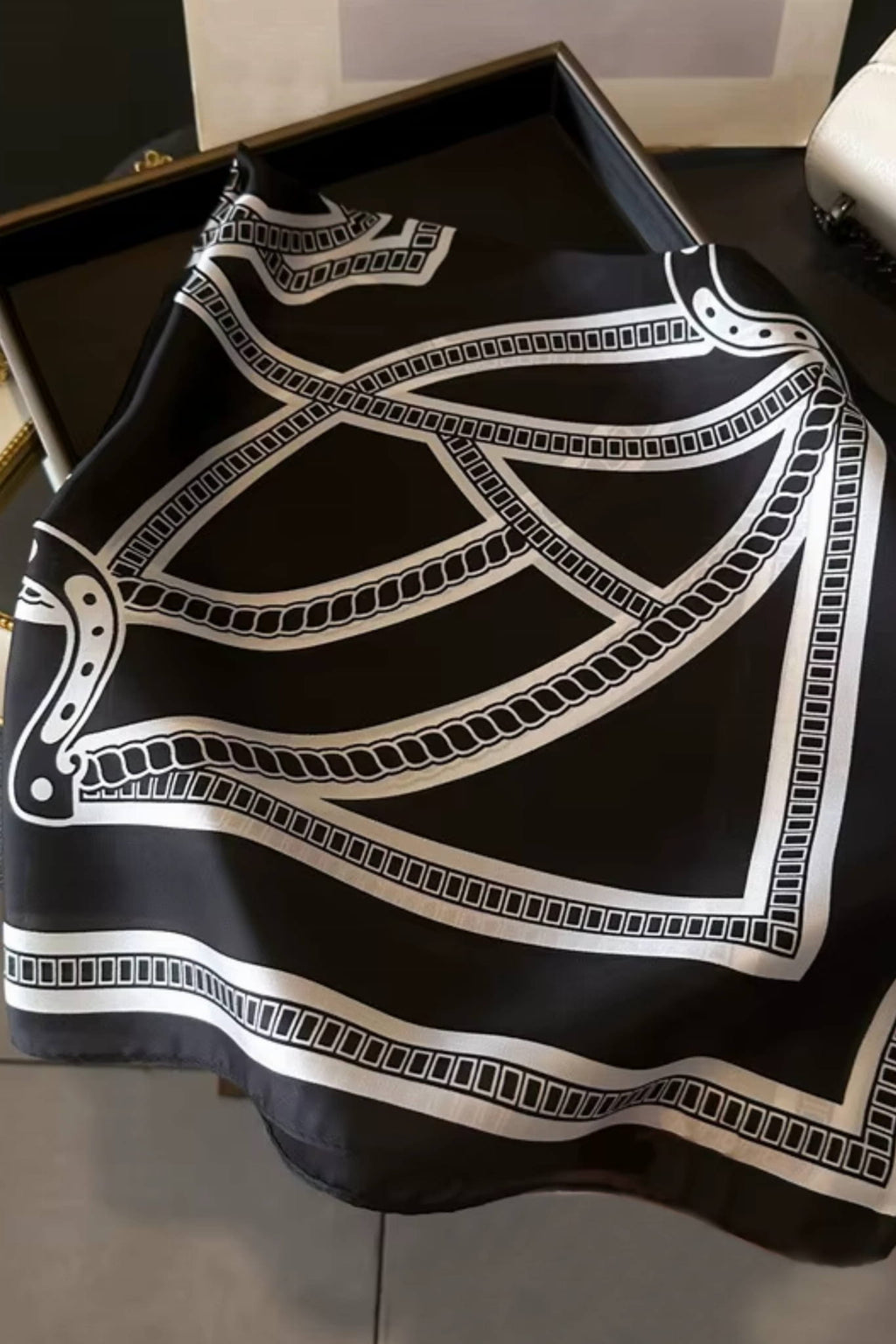 Apaszka na szyi, prezentująca klasyczny styl i nowoczesny akcent w codziennej stylizacji | KAMEA | Spironik.pl