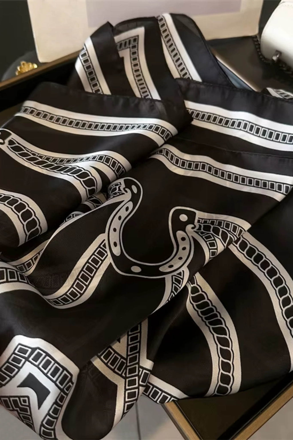 Bok apaszki z widocznym motywem kratki i linii, podkreślającym jej elegancki charakter | KAMEA | Spironik.pl