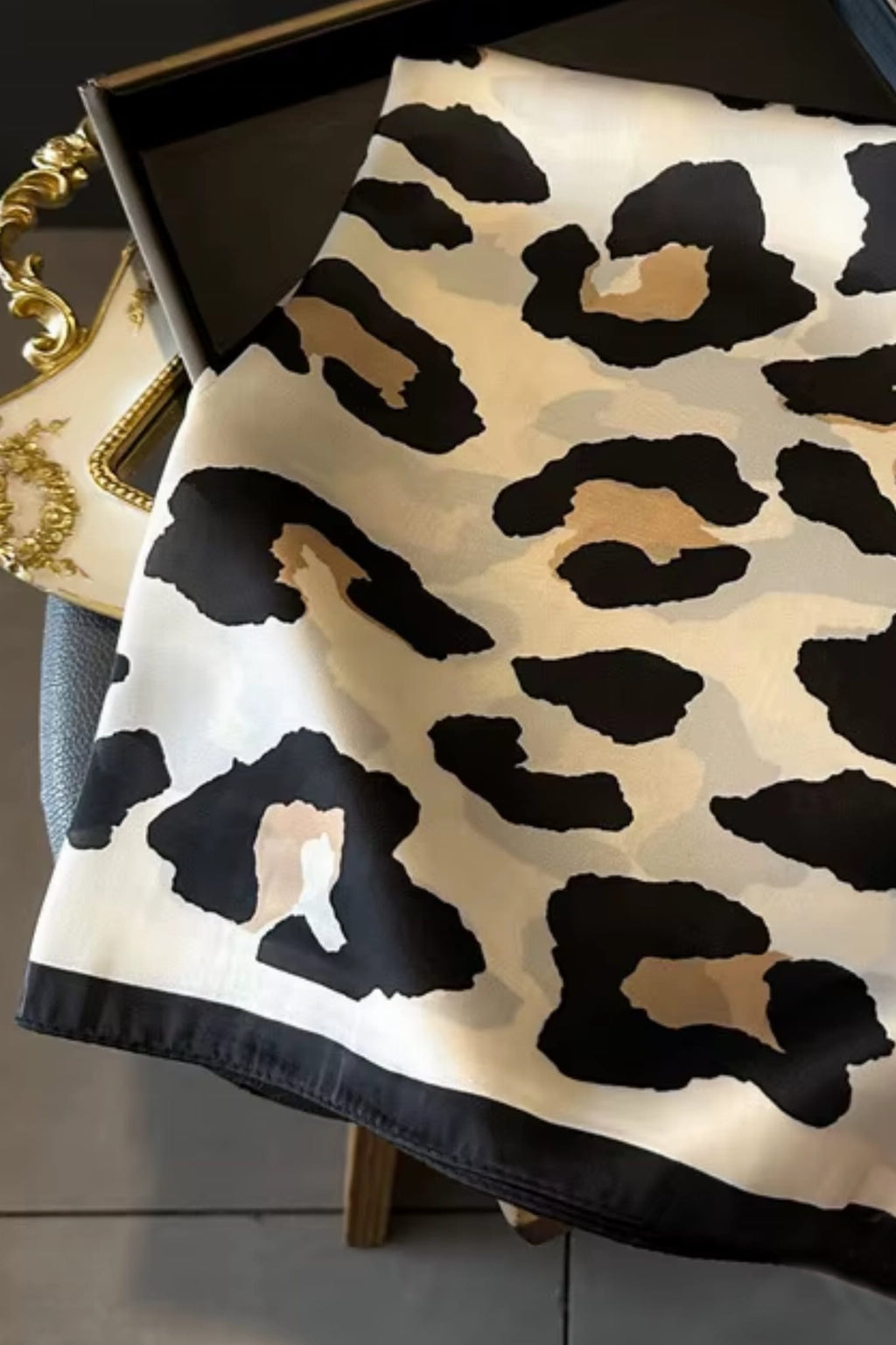 Apaszka, Model: FJ469-2//T41//20, Kolor: beżowy, Skład materiału: 100% Poliester, Przeznaczenie: Wielosezonowe, Wymiary(długość/szerokość): 70cm/70cm (Apaszka, zdjęcie 3)