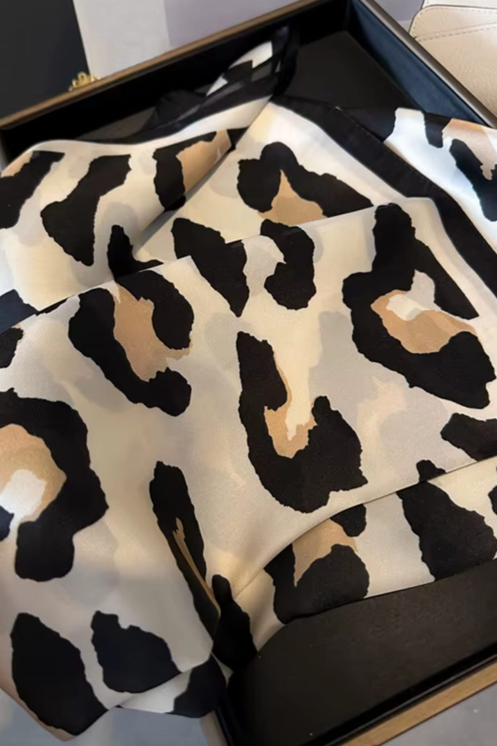 Apaszka, Model: FJ469-2//T41//20, Kolor: beżowy, Skład materiału: 100% Poliester, Przeznaczenie: Wielosezonowe, Wymiary(długość/szerokość): 70cm/70cm (Apaszka, zdjęcie 4)