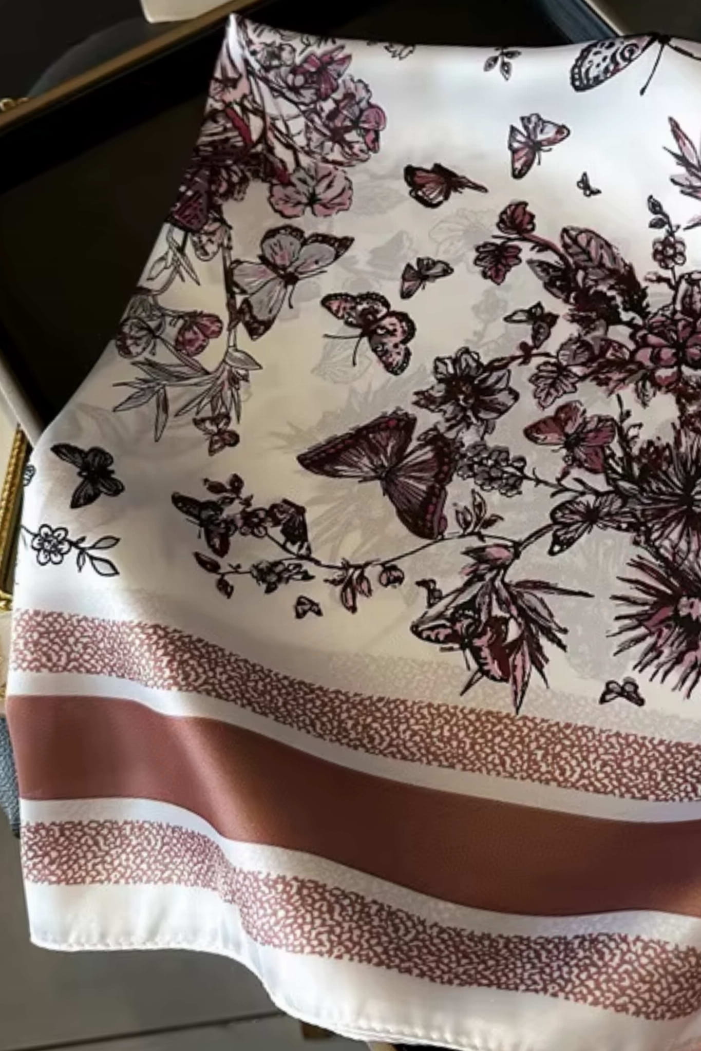 Boczny widok apaszki satynowej, ukazujący jej lekkość i delikatną fakturę | KAMEA | Spironik.pl