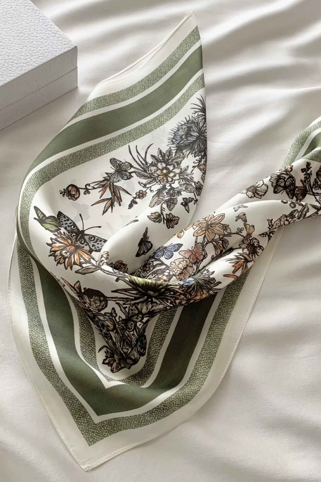 Apaszka w użyciu, noszona na szyi, podkreślająca elegancję i naturalny styl | KAMEA | Spironik.pl