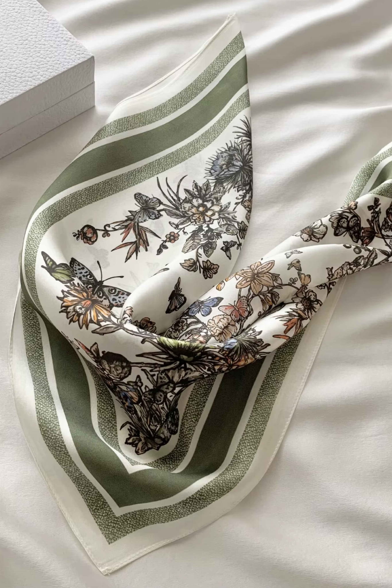 Apaszka w użyciu, noszona na szyi, podkreślająca elegancję i naturalny styl | KAMEA | Spironik.pl