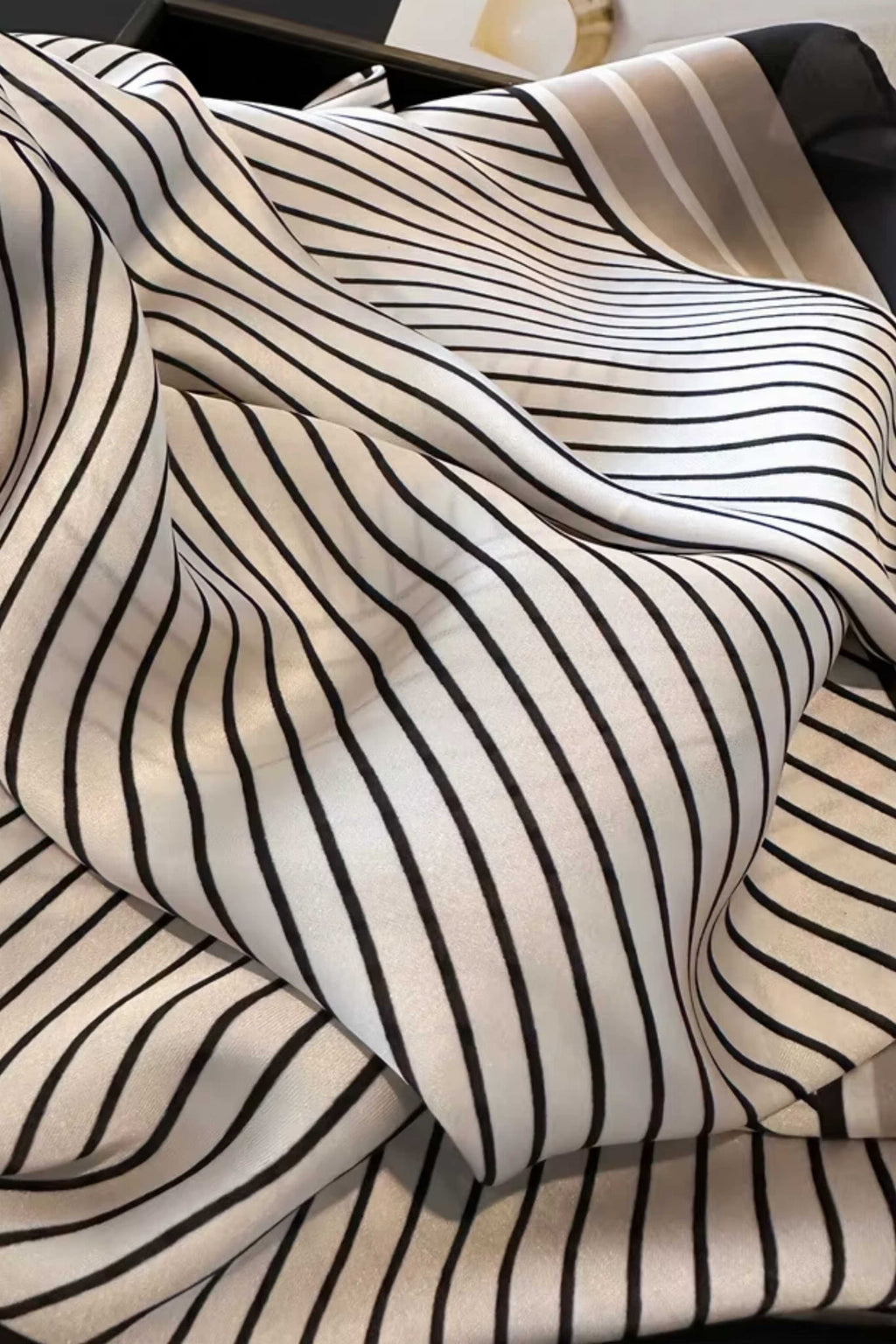 Apaszka w użyciu jako elegancki dodatek do klasycznej koszuli, układająca się na szyi | KAMEA | Spironik.pl