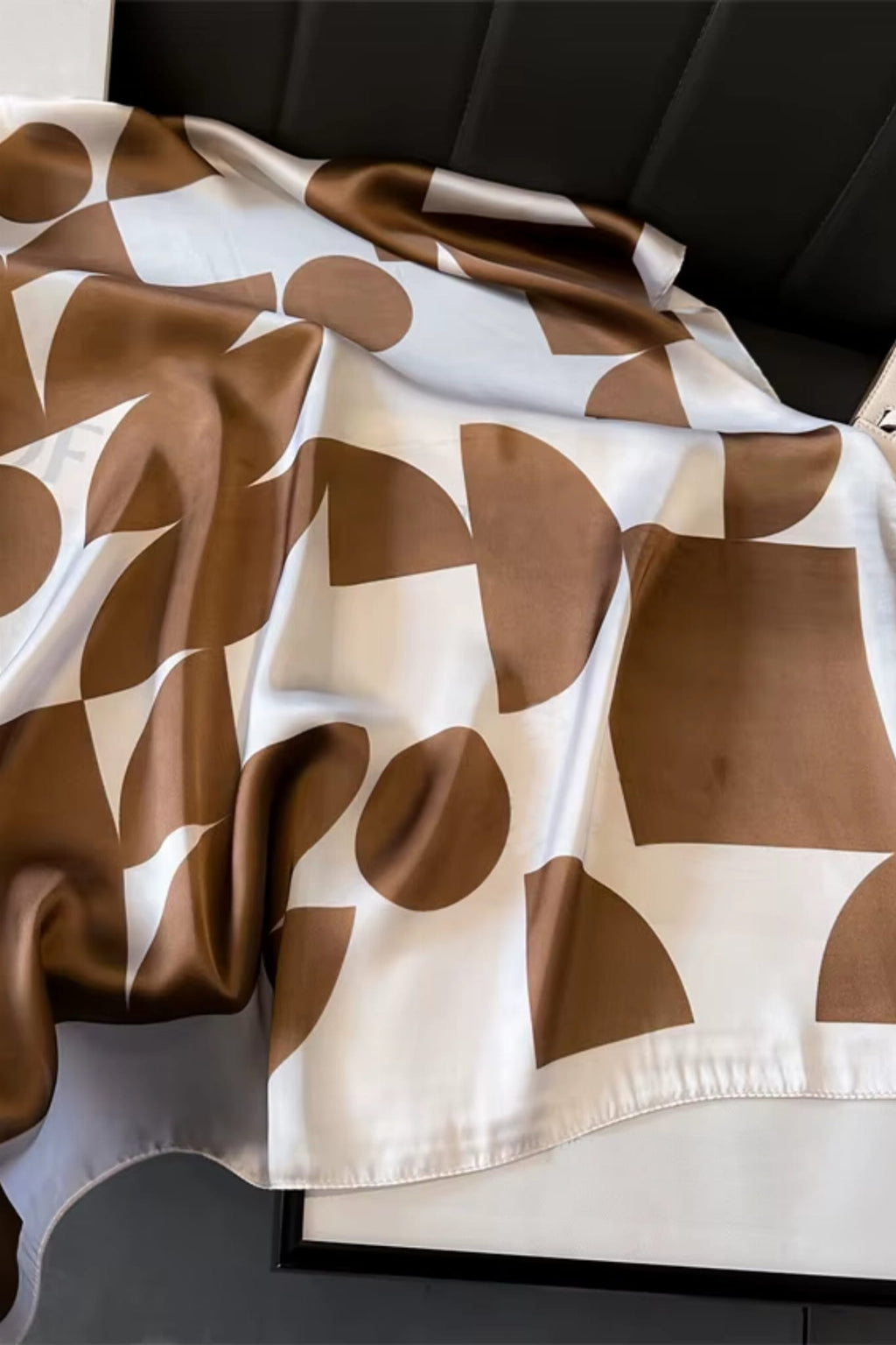 Detal apaszki satynowej z geometrycznym wzorem w odcieniach brązu i bieli | KAMEA | Spironik.pl