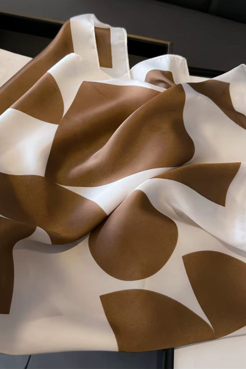 Apaszka w użyciu, stylowo zestawiona z białą koszulą i płaszczem | KAMEA | Spironik.pl