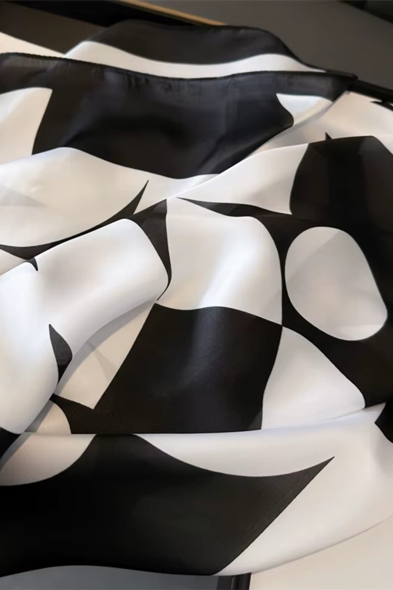 Apaszka w użyciu, stylowo związana na szyi, doskonała do codziennych i wieczorowych outfitów | KAMEA | Spironik.pl