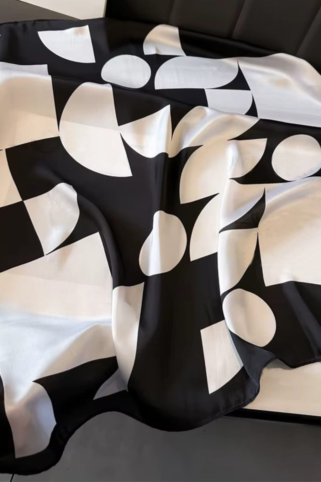 Detal apaszki satynowej, ukazujący graficzny wzór w kontrastowych kolorach | KAMEA | Spironik.pl