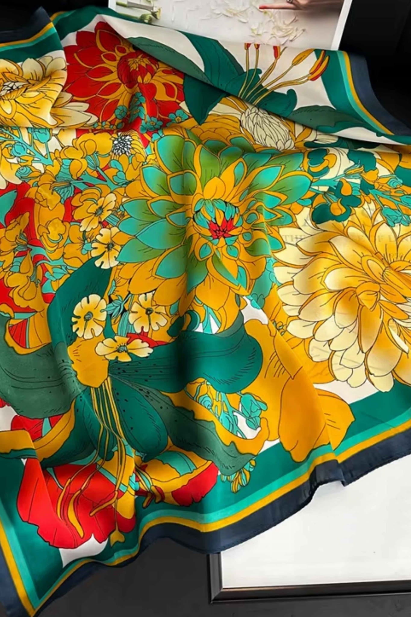 Detal apaszki satynowej z wyrazistymi kwiatami w kolorach żółtym, turkusowym i czerwonym | KAMEA | Spironik.pl