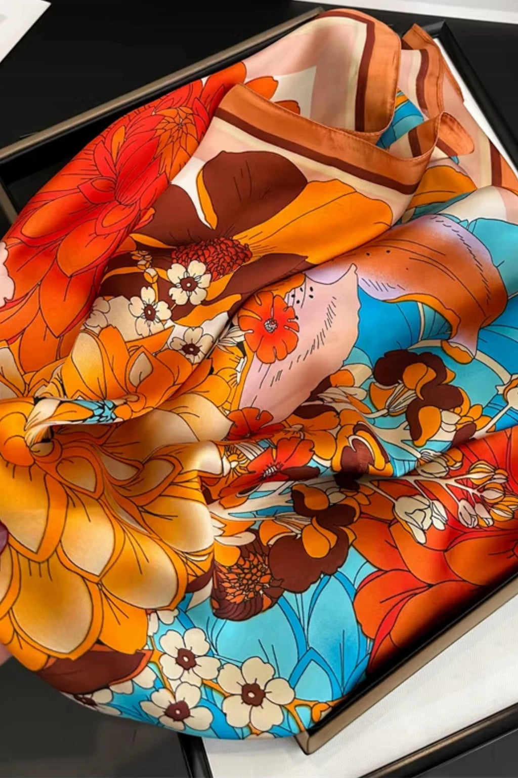 Apaszka satynowa rozłożona na płasko, ukazująca pełną kompozycję kolorystyczną | KAMEA | Spironik.pl