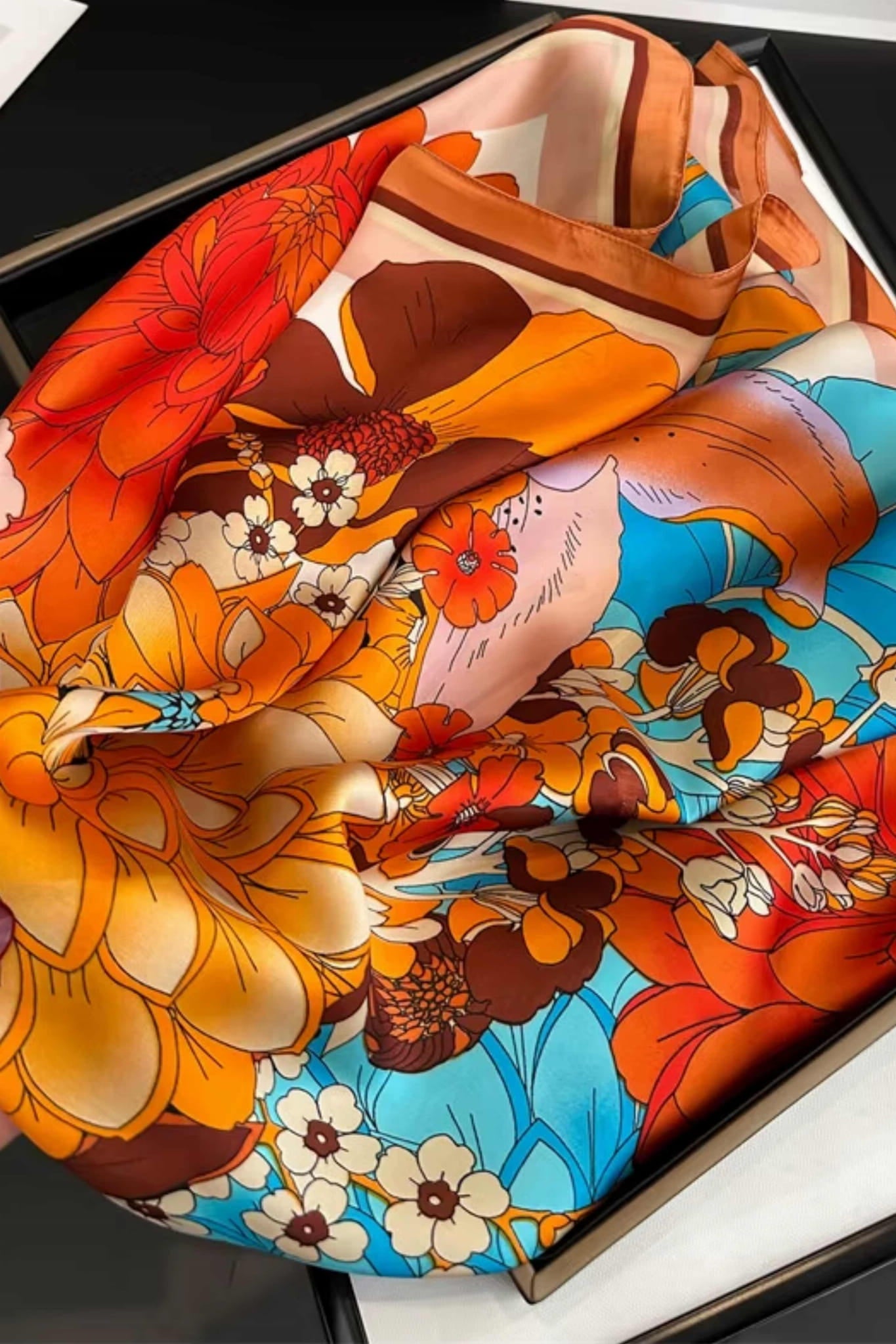 Apaszka satynowa rozłożona na płasko, ukazująca pełną kompozycję kolorystyczną | KAMEA | Spironik.pl