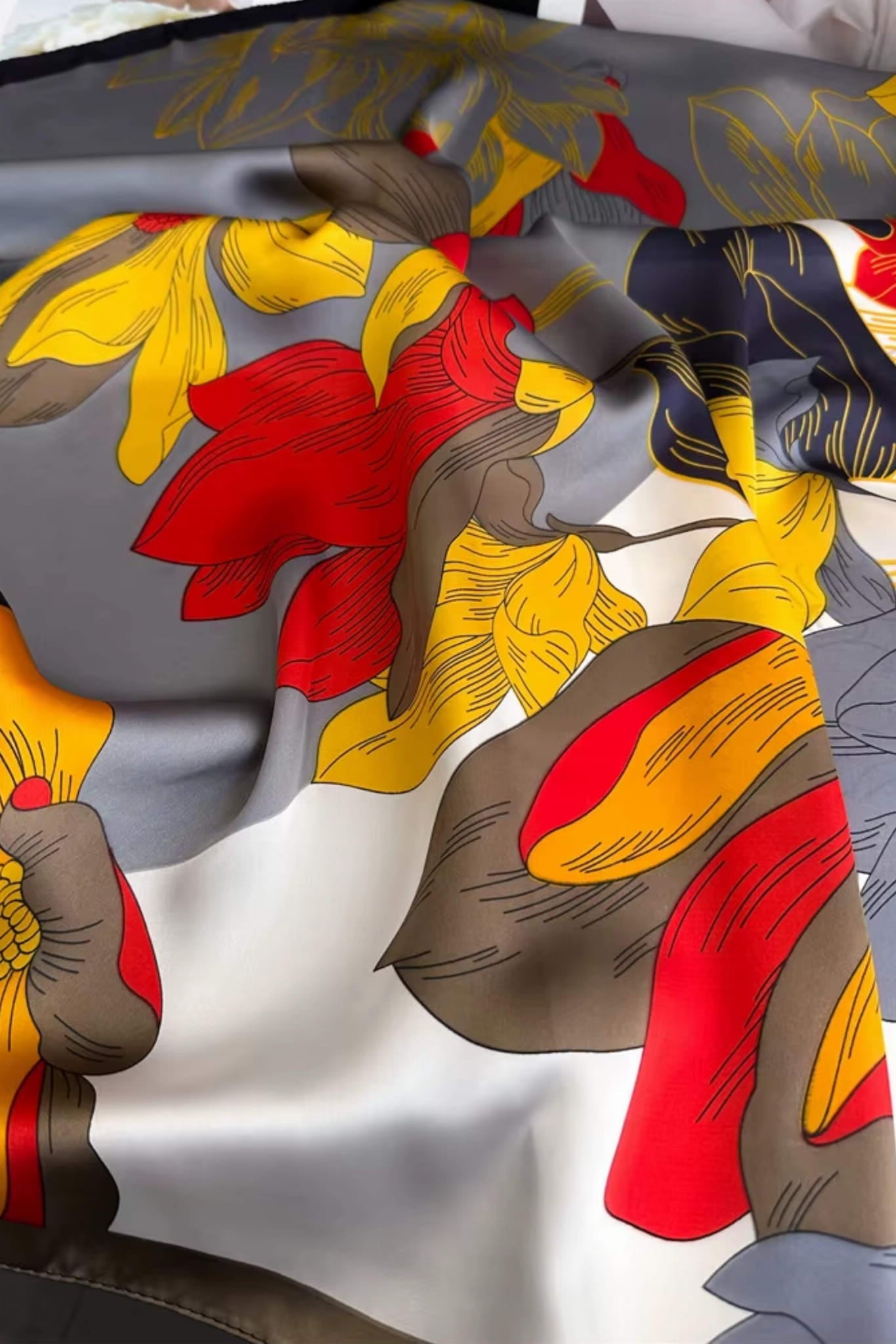 Przód apaszki satynowej 70x70 cm, ukazujący graficzny motyw kwiatowy w intensywnych kolorach | KAMEA | Spironik.pl